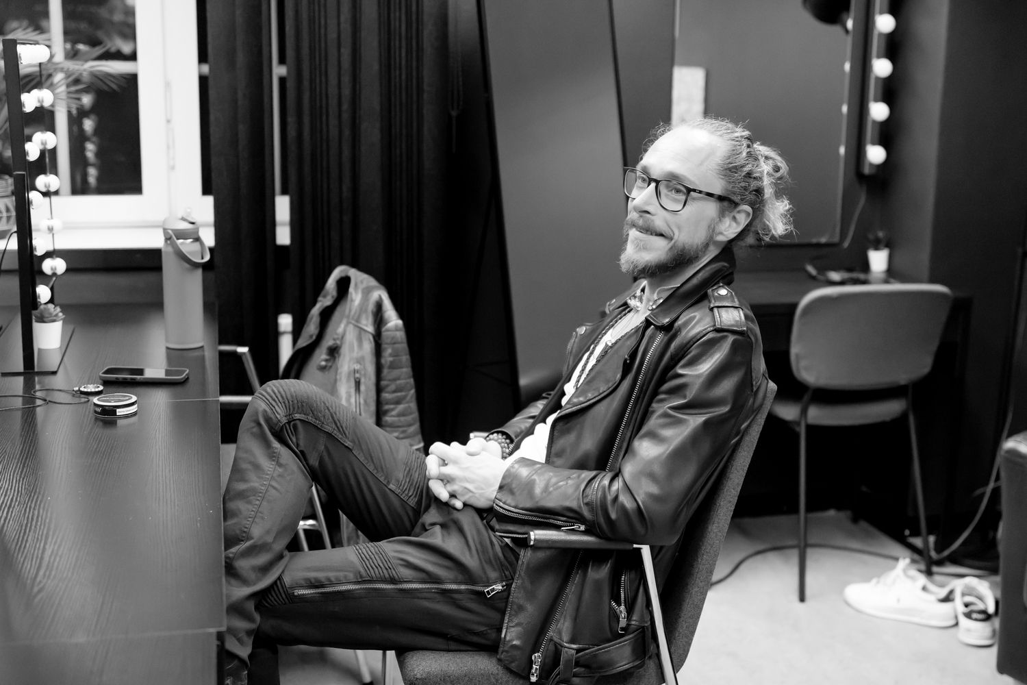 OH WHAT A NIGHT med Peter Johansson, Bruno Mitsogiannis, Robert Rydberg & David Lindgren. Lars Säfsund backstage i stol.