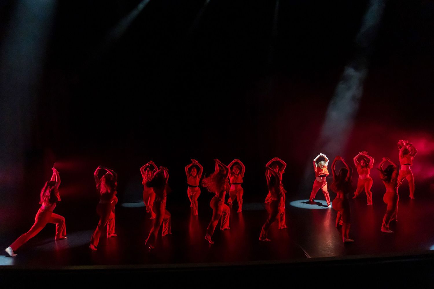 Dans vid KAU (Dansåret och danspedagogiska året på Karlstads universitet) Vårshow 2026 med Systerskap av Karin Lilja. Fotograf Rebecca Nordi
