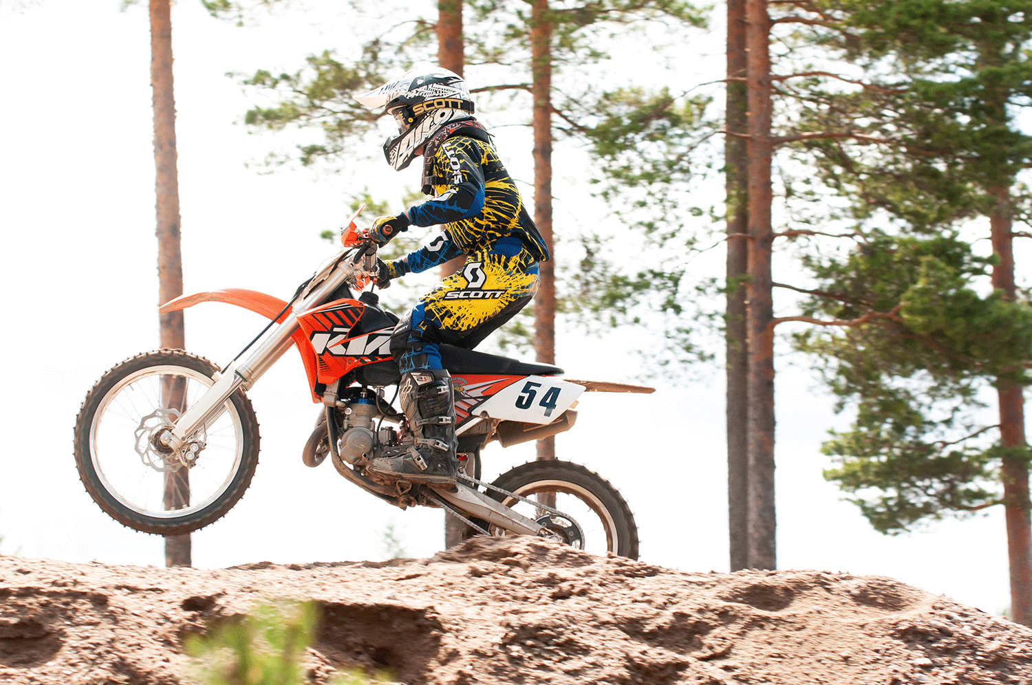 Crossbild från Avesta. Man på röd motorcross.
