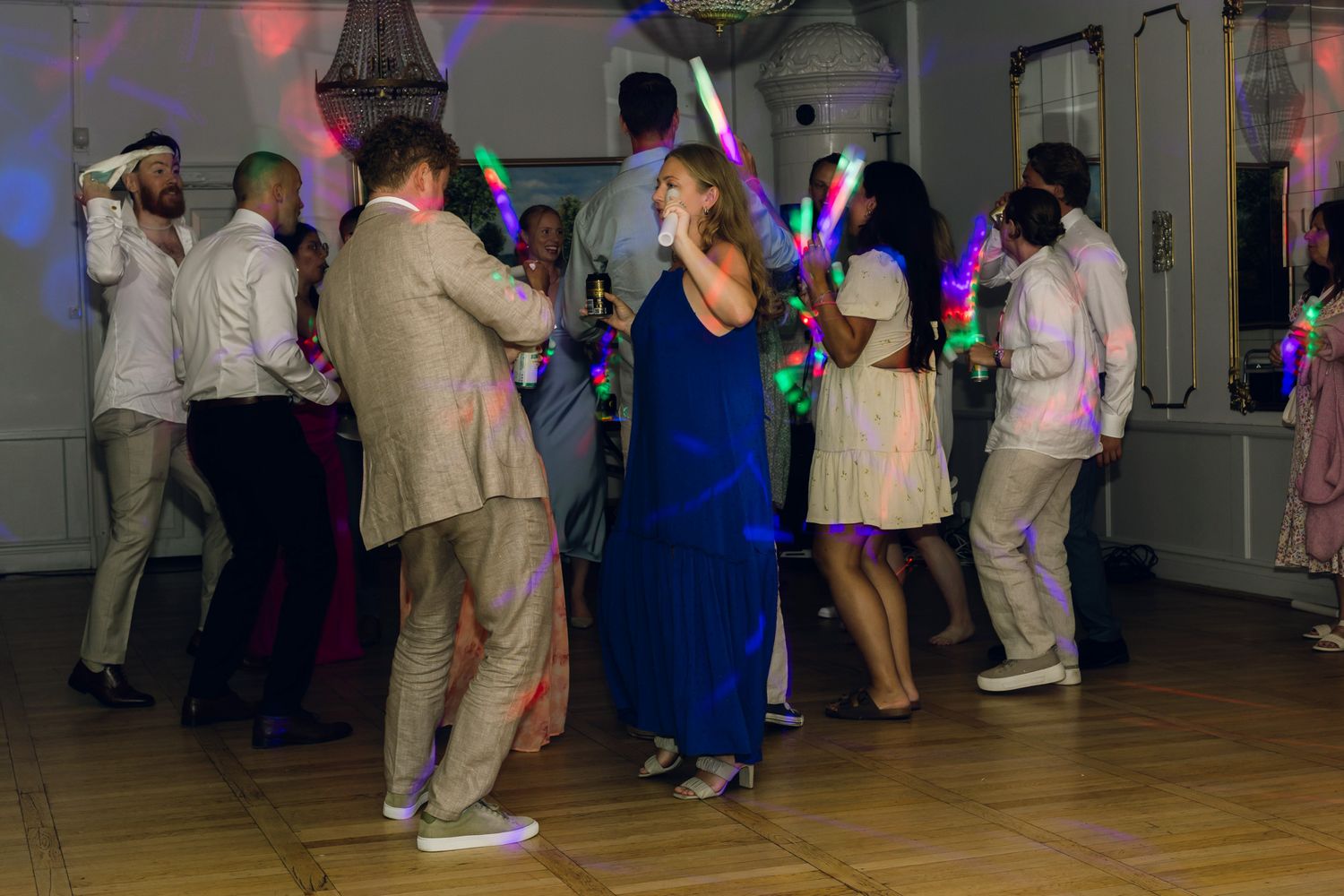 Bröllop på Presteruds herrgård i Kristinehamn. Bröllopsfotograf Rebecca Nordin i Karlstad. Bröllopsfesten i herrgården.
