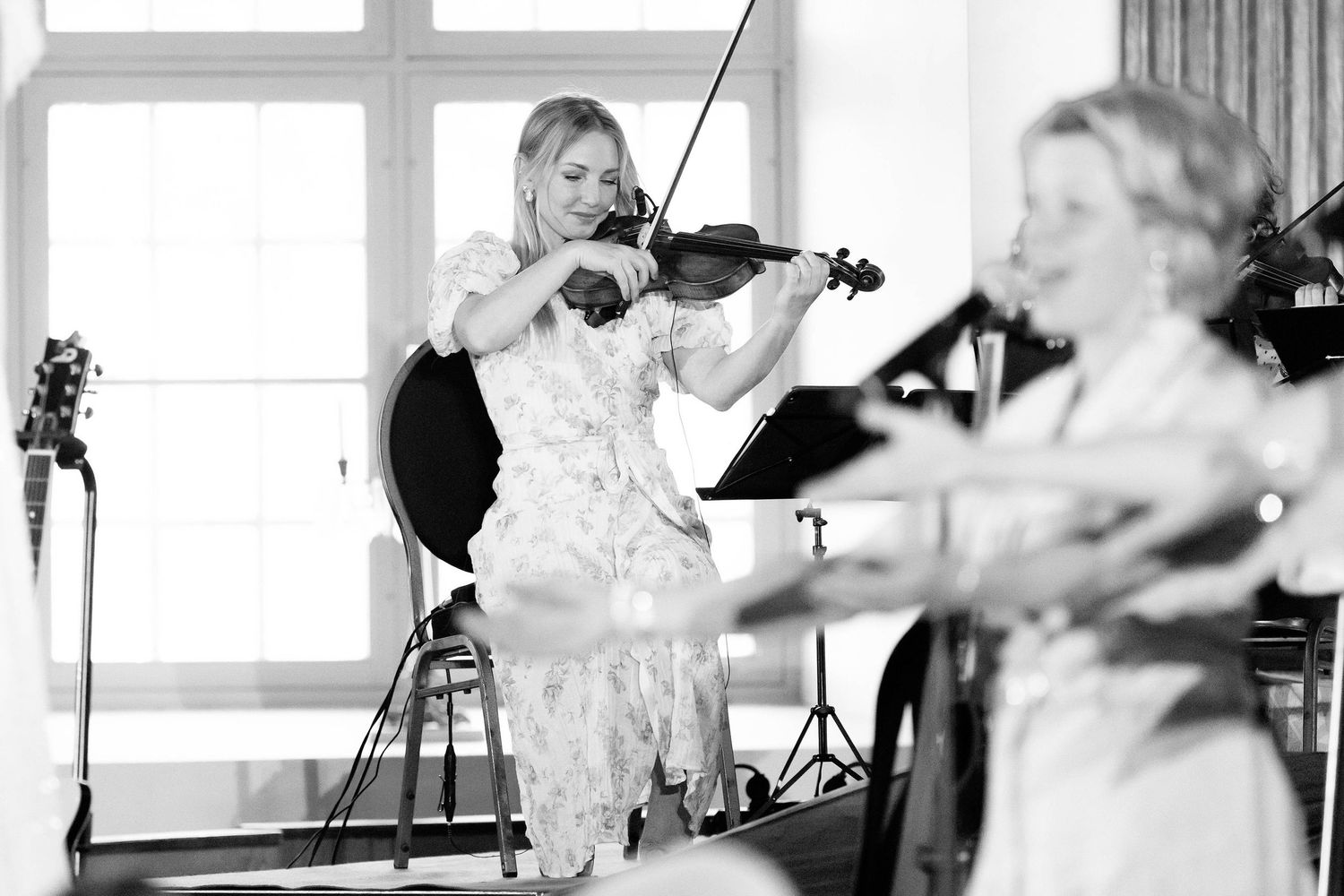 Sommarkonsert med Peter Johansson och Matilda Grün 2025. Kusiner och familj. Fotograf Rebecca Nordin.