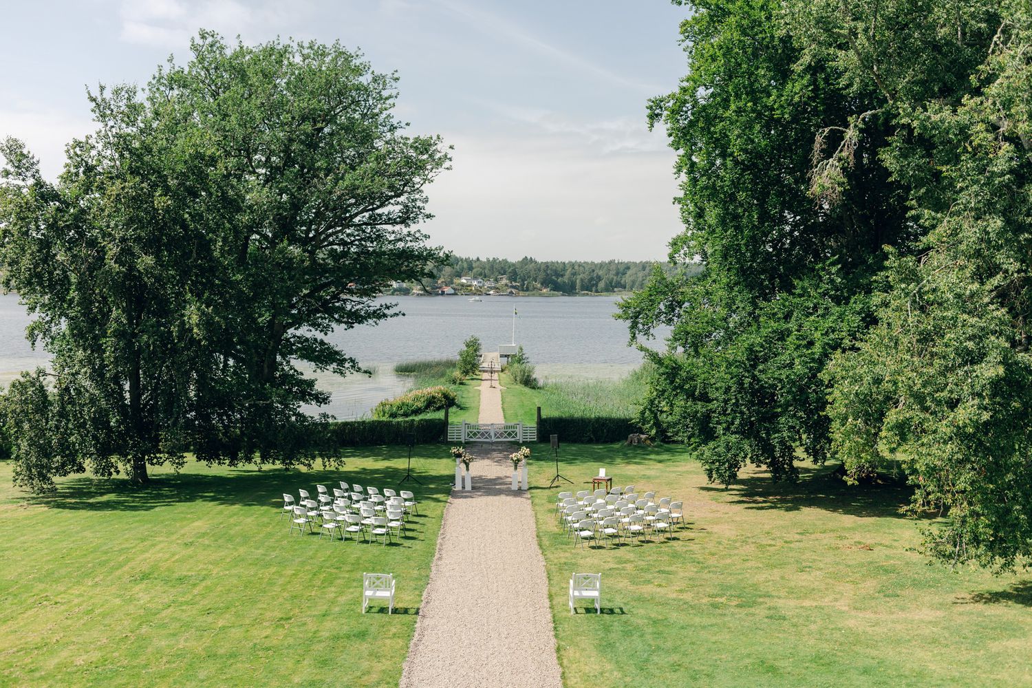 Bröllop på Presteruds herrgård i Kristinehamn. Bröllopsfotograf Rebecca Nordin i Karlstad. Vigsel framför Vänern.