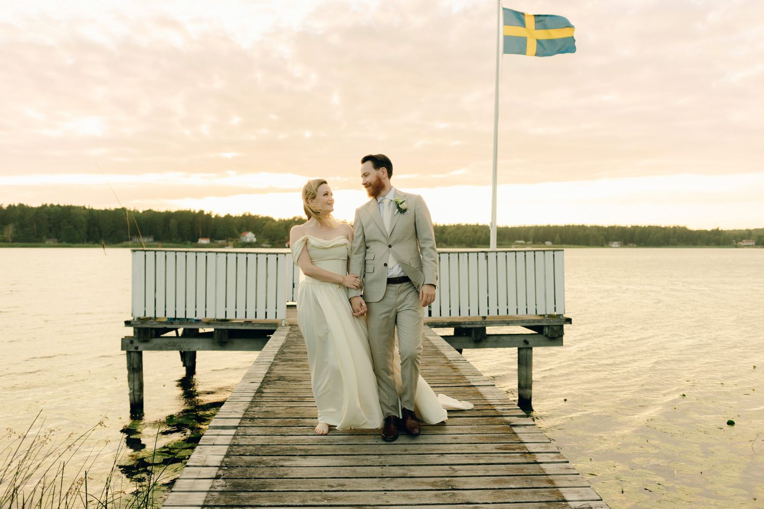 Bröllop på Presteruds herrgård i Kristinehamn. Bröllopsfotograf Rebecca Nordin i Karlstad. Bröllopsporträtt i Golden hour.