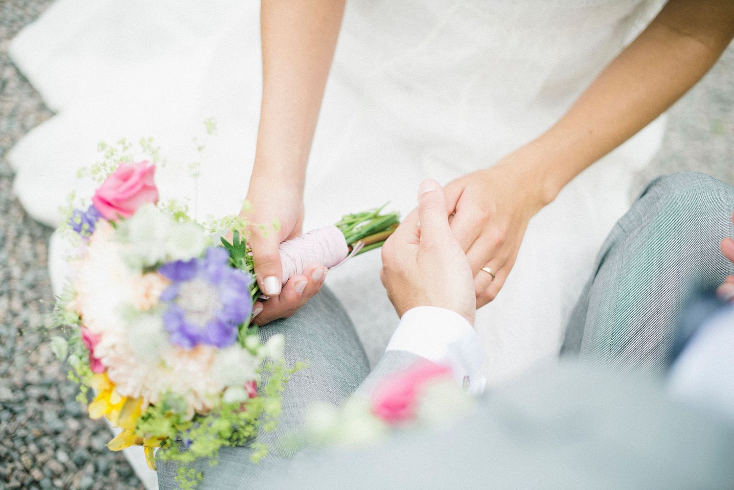 Anna och Davids bröllopsdag på Sillegården och Västra Ämterviks kyrka. Fotograf Rebecca Nordin.