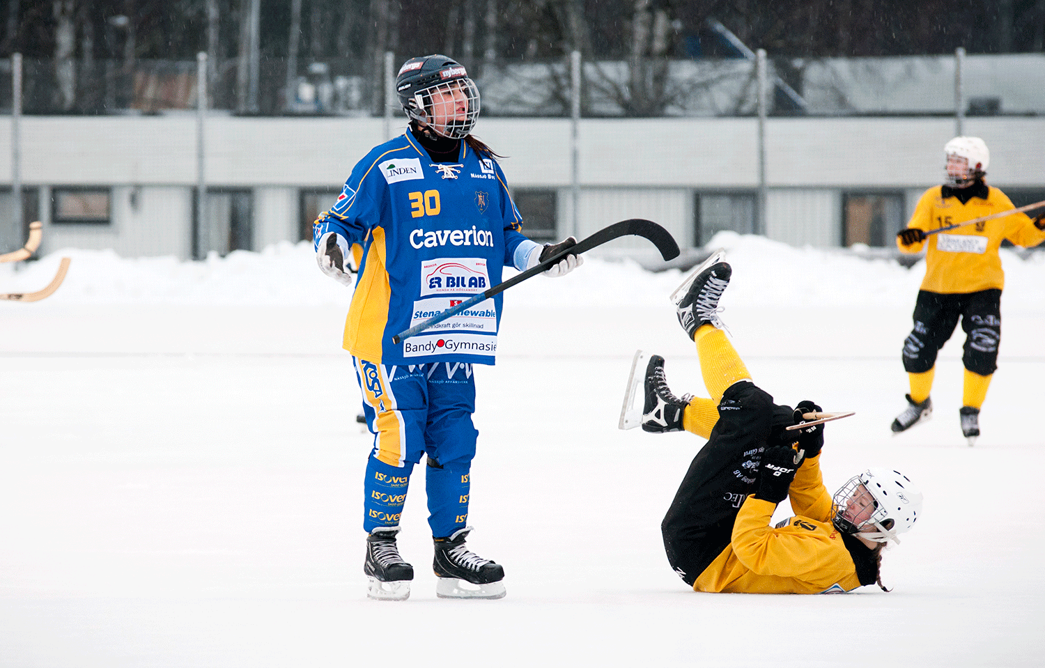Bandybild i Karlstad Västerstrands AIK. Västerstrandsspelaren har ramlat och ligger på isen.