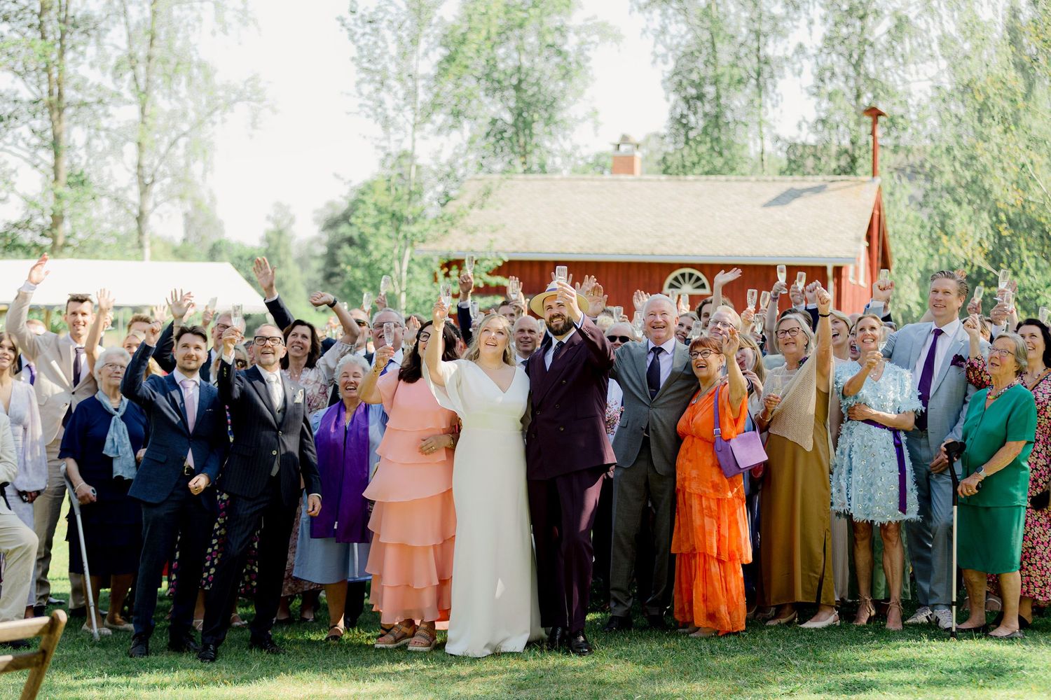 Bröllop i Brunskogs kyrka och Skutbouddens restaurang. Fotograf Rebecca Nordin. Värmland.