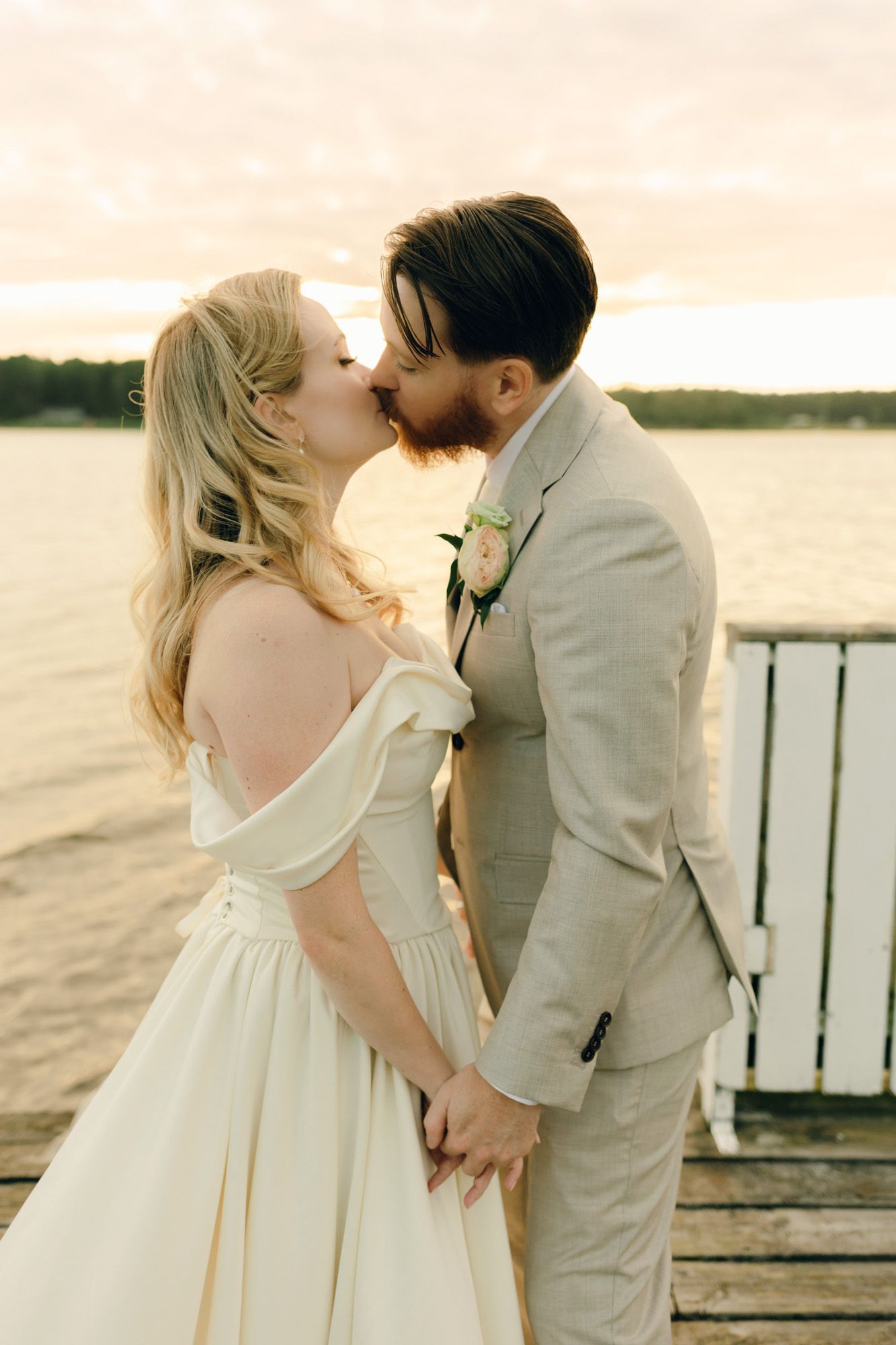 Bröllop på Presteruds herrgård i Kristinehamn. Bröllopsfotograf Rebecca Nordin i Karlstad. Bröllopsporträtt i Golden hour.