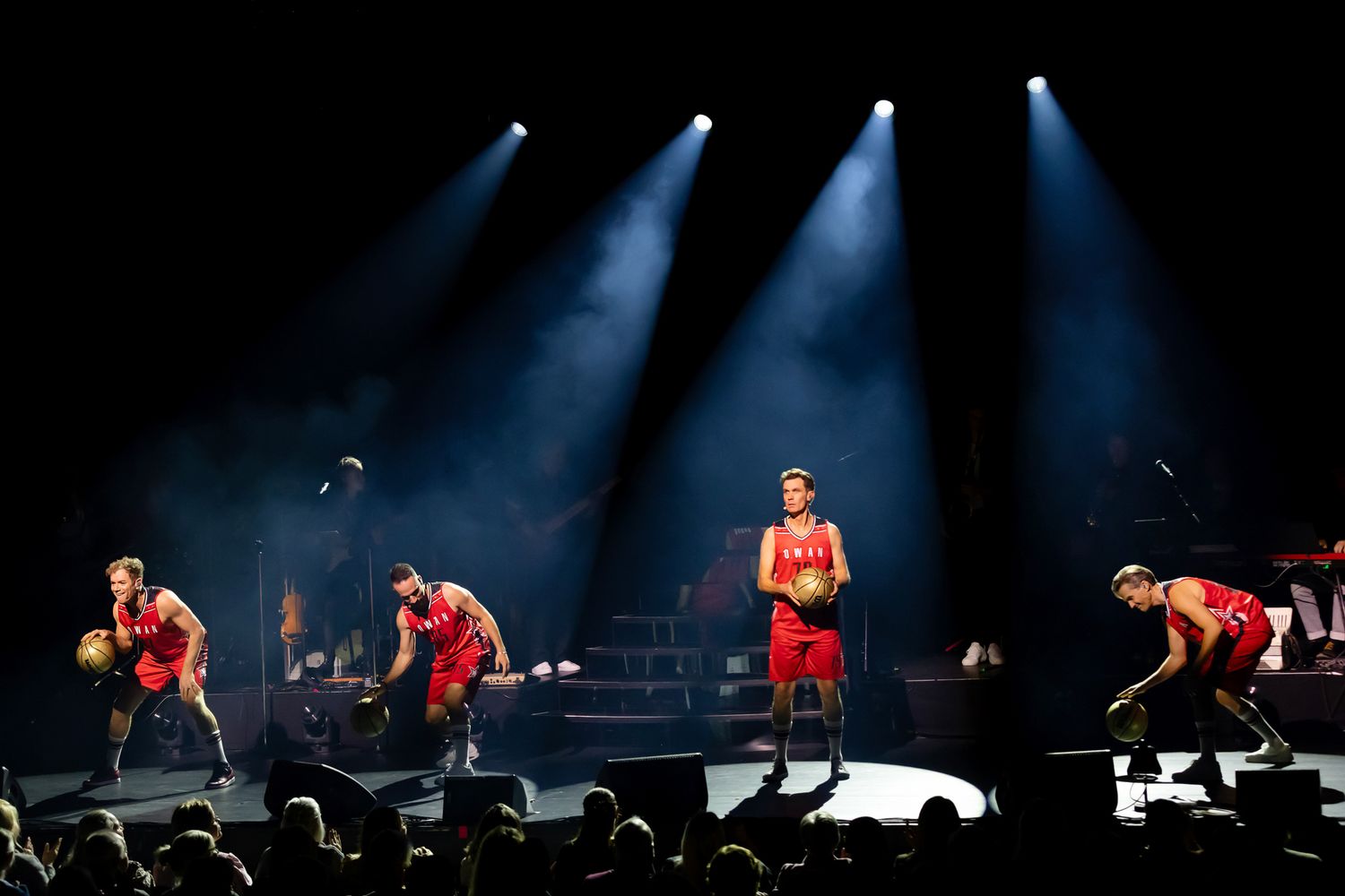 OH WHAT A NIGHT med Peter Johansson, Bruno Mitsogiannis, Robert Rydberg & David Lindgren. High School Musical. Alla fyra dribblar med bollar