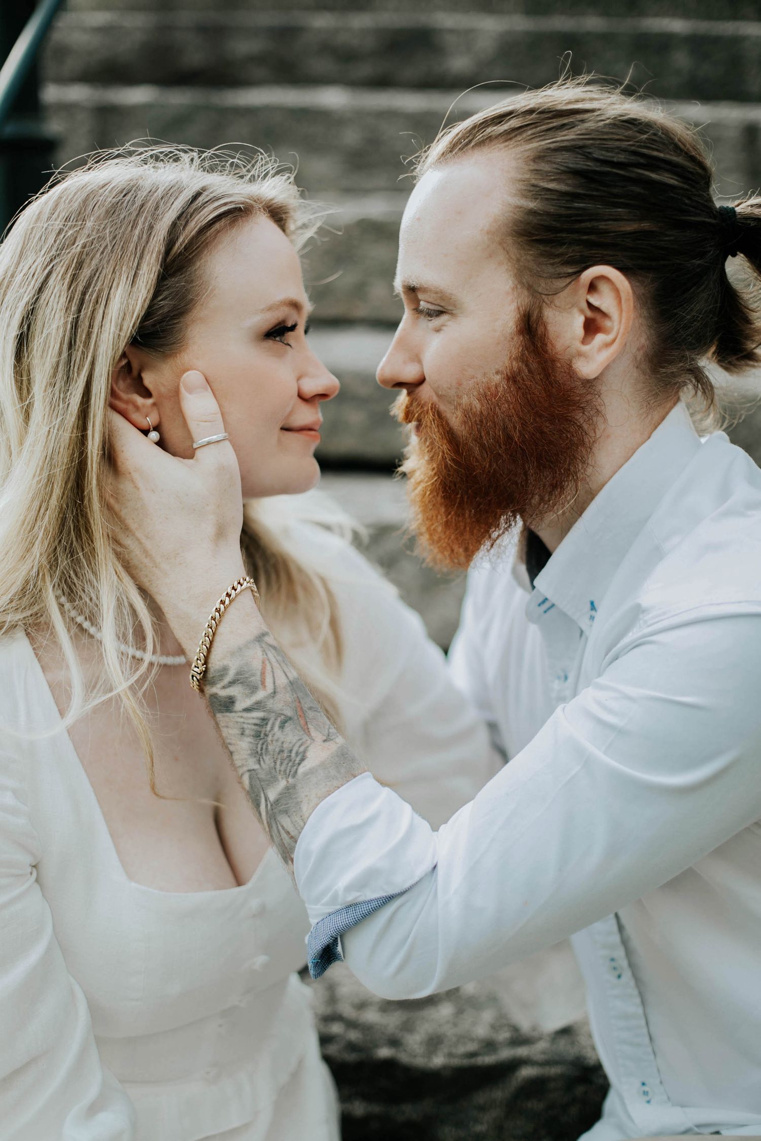 Kärleksfotografering i Borgvik med Julia och Martin. Borgvik utanför Karlstad. fotograf Rebecca Nordin.