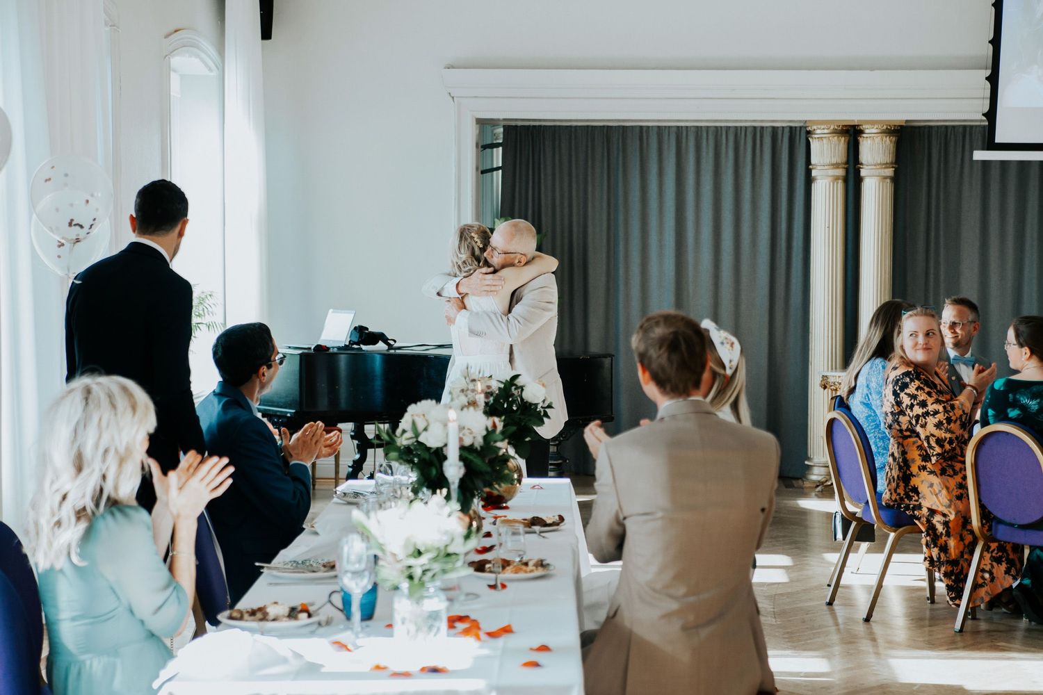 Bröllop Lydia och Foad på Elite Stadshotellet i Karlstad. Fotograf Rebecca Nordin. Bröllopsfotografering på Färjestad, Karlstad.