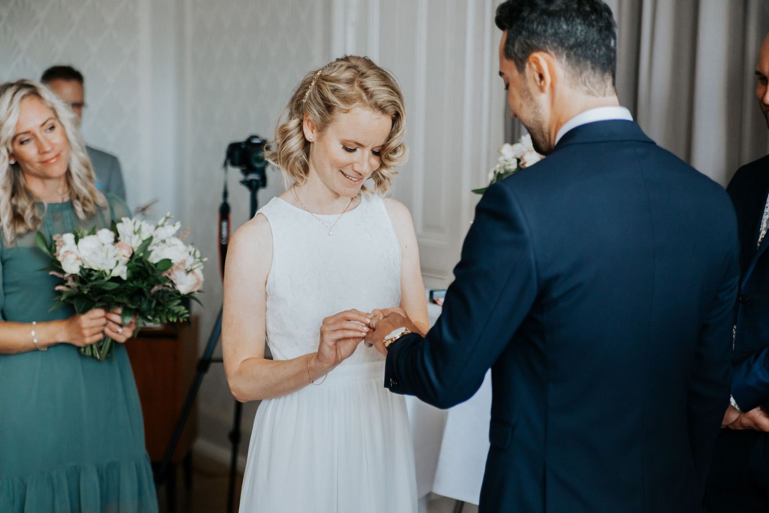 Bröllop Lydia och Foad på Elite Stadshotellet i Karlstad. Fotograf Rebecca Nordin. Bröllopsfotografering på Färjestad, Karlstad.