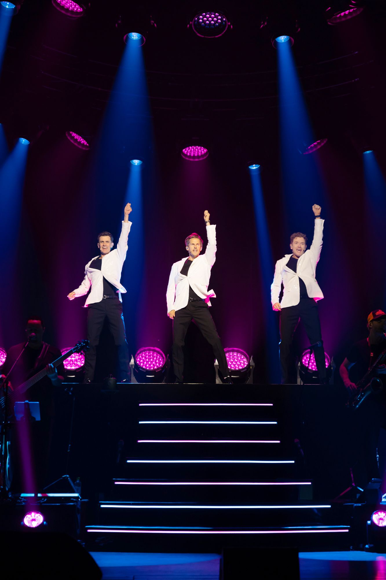 OH WHAT A NIGHT med Peter Johansson, Bruno Mitsogiannis, Robert Rydberg & David Lindgren. Tre Tonys från West Side Story i vita kavajer.