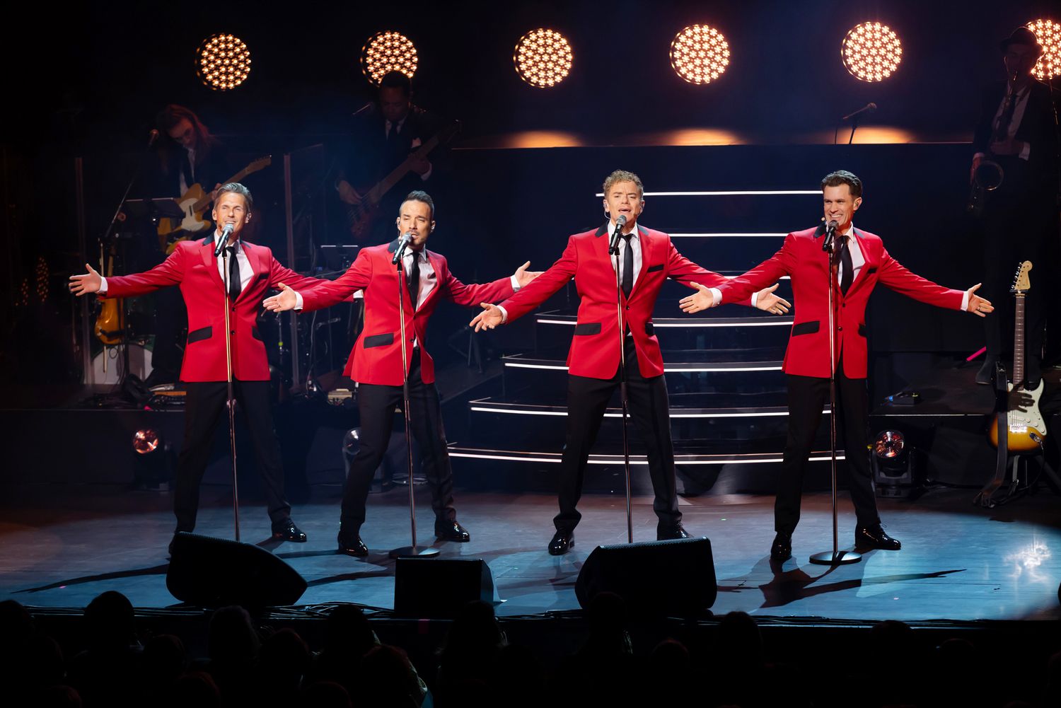 OH WHAT A NIGHT med Peter Johansson, Bruno Mitsogiannis, Robert Rydberg & David Lindgren. Jersey Boys akt 1 med armarna utsträckta.
