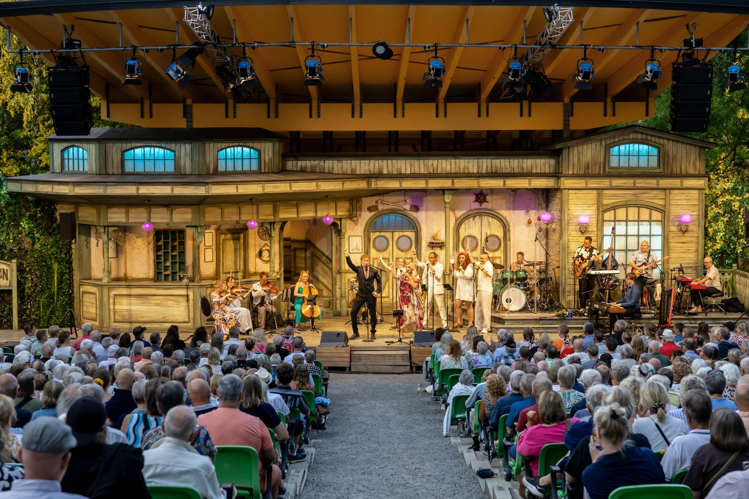 Musikalkväll med Peter Johansson och Emmi Christensson. Scenen på Vallarnas i kvällsljus.