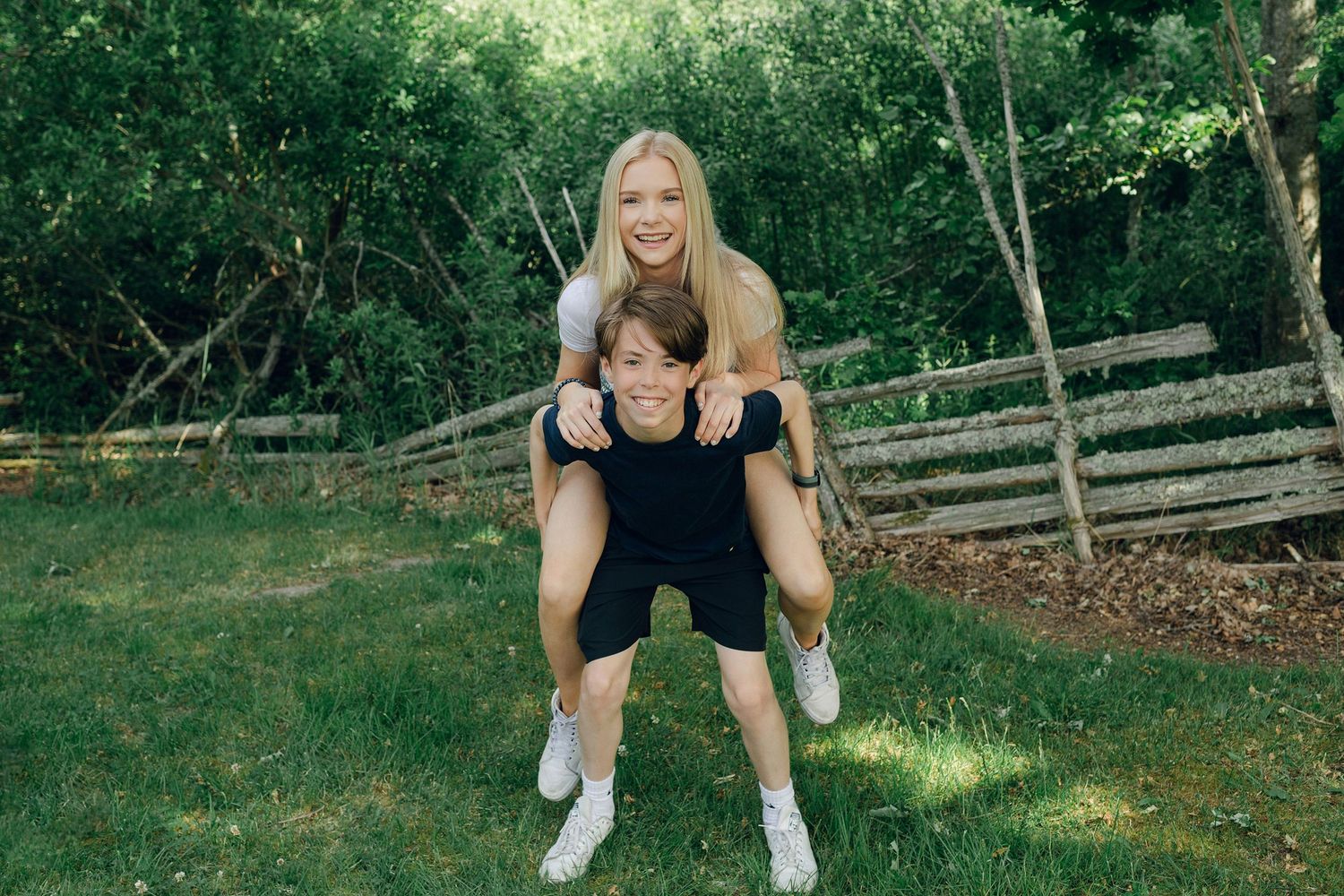 Familjefotografering med Peter, Lydia, Millie och Hayden Johansson efter som sommarkonsert. Fotograf Rebecca Nordin. Mille på Haydens rygg.
