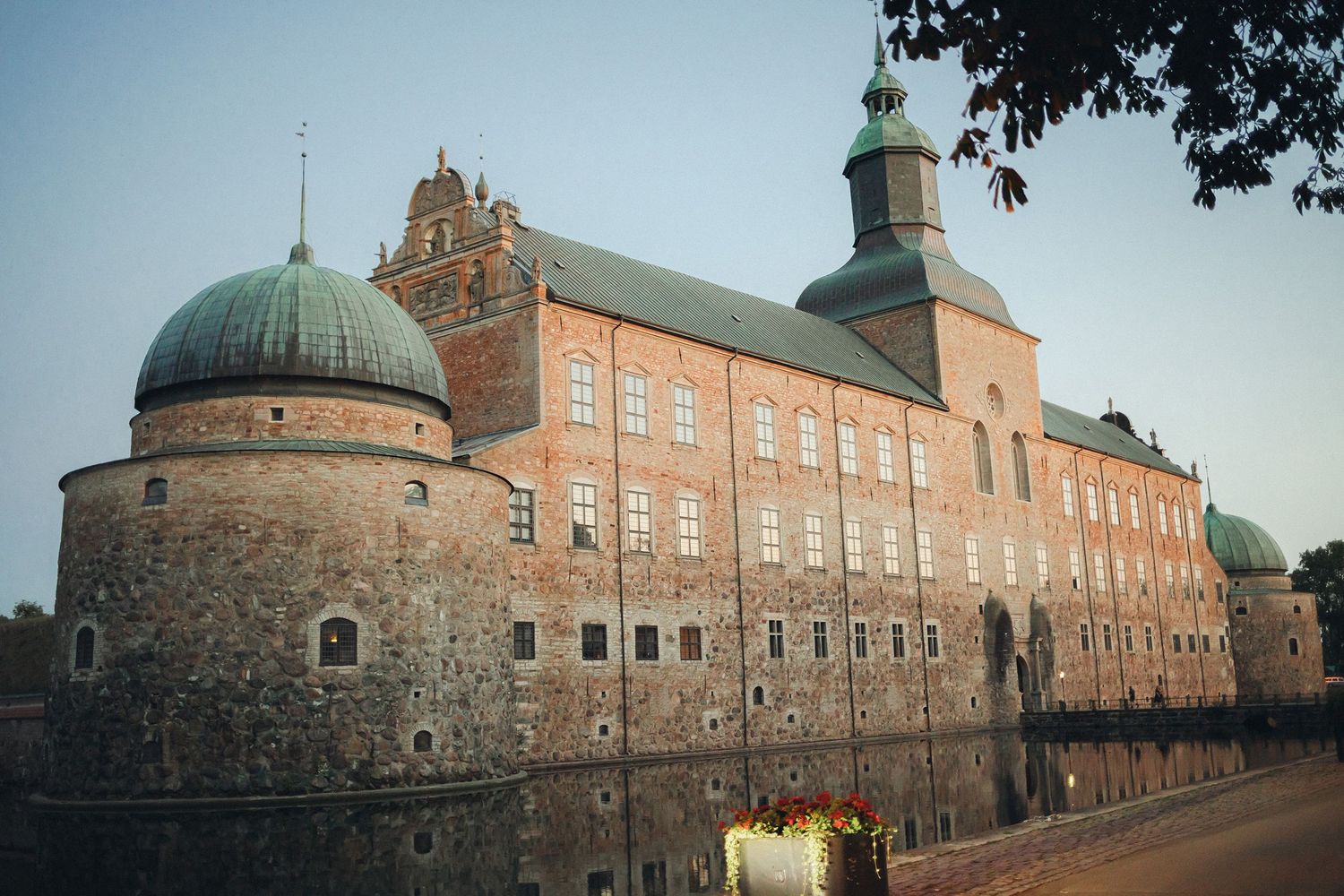 Spegelblankt vid Vadstena slott. Fotograf Rebecca Norrdin.