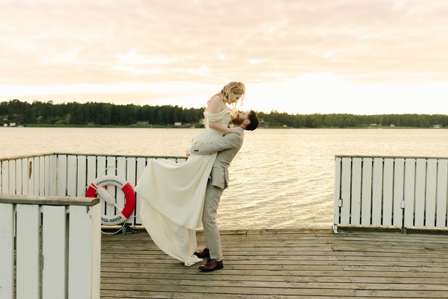 Bröllop på Presteruds herrgård i Kristinehamn. Bröllopsfotograf Rebecca Nordin i Karlstad. Bröllopsporträtt i Golden hour.