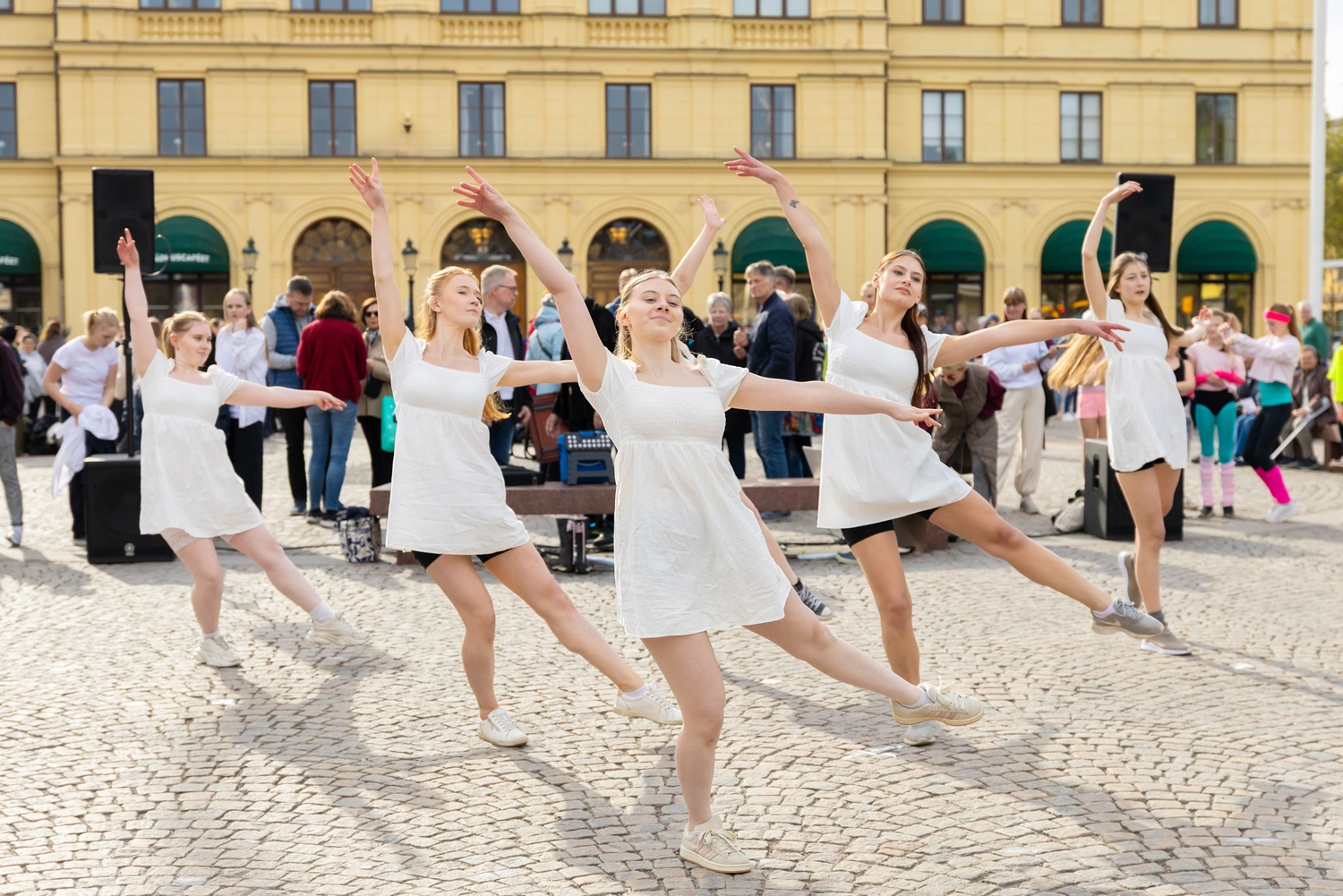 Dansens dag på stora torget i Karlstad. Forshaga kulturskola dansar i vita klänningar.