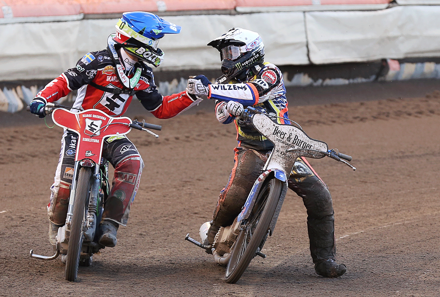 Speedwayförare som tackar varandra för god match. Smed och pirat.