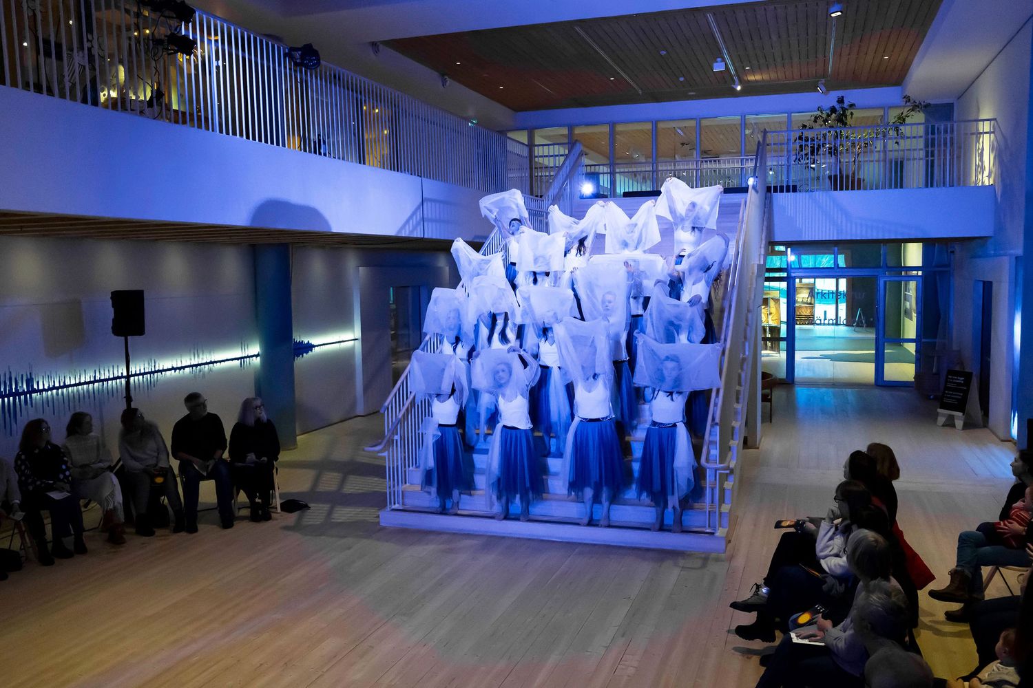 Dansföreställningen Sammankonst på Värmlands Museum. En kreativ stafett med studenter inom dans o musikproduktion på  Karlstads Universitet