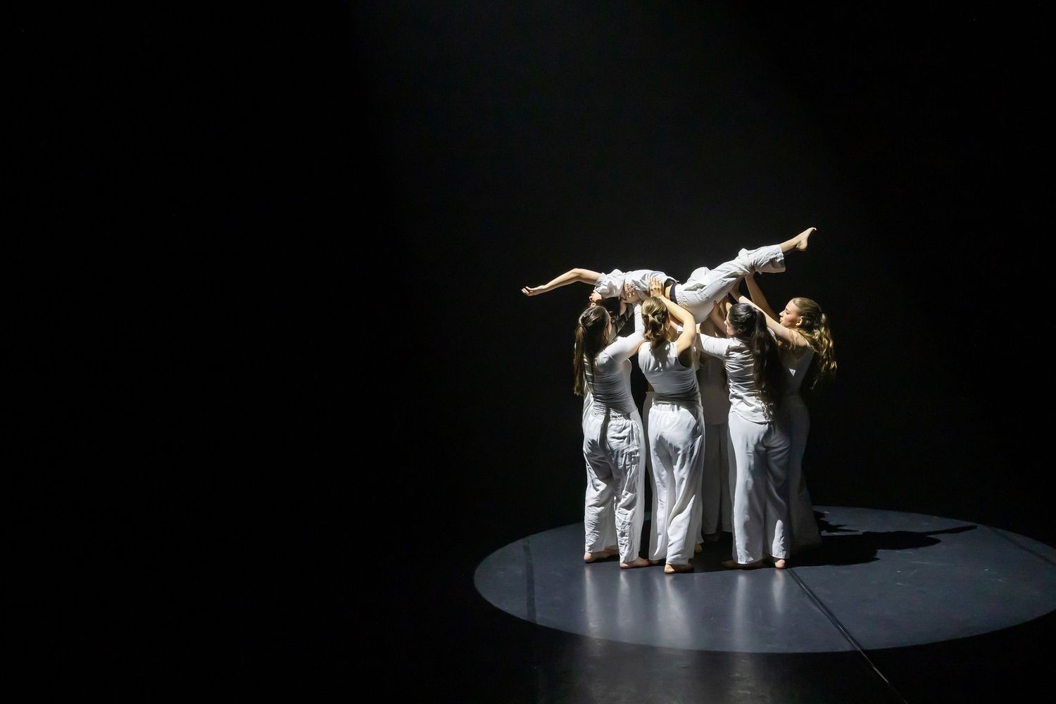 Dans vid KAU (Dansåret och danspedagogiska året på Karlstads universitet) Vårshow 2026 med Systerskap av Karin Lilja. Fotograf Rebecca Nordi