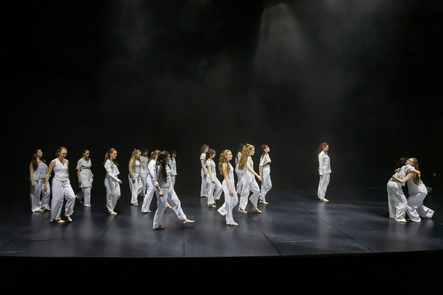 Dans vid KAU (Dansåret och danspedagogiska året på Karlstads universitet) Vårshow 2026 med Systerskap av Karin Lilja. Fotograf Rebecca Nordi