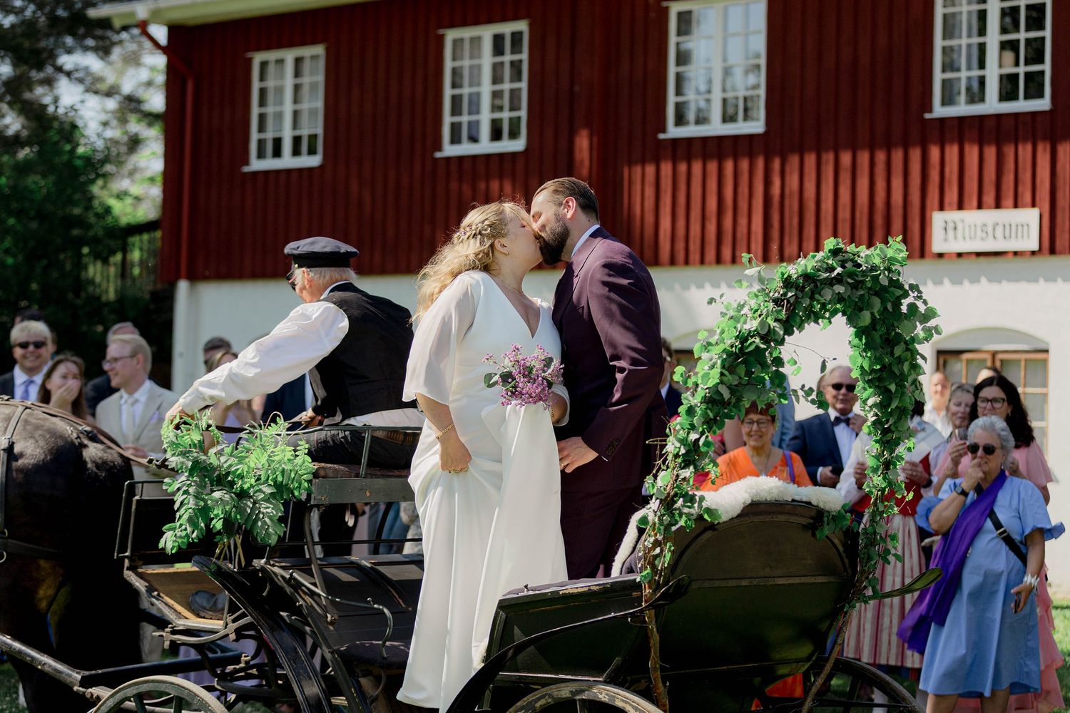 Bröllop i Brunskogs kyrka och Skutbouddens restaurang. Fotograf Rebecca Nordin. Värmland.