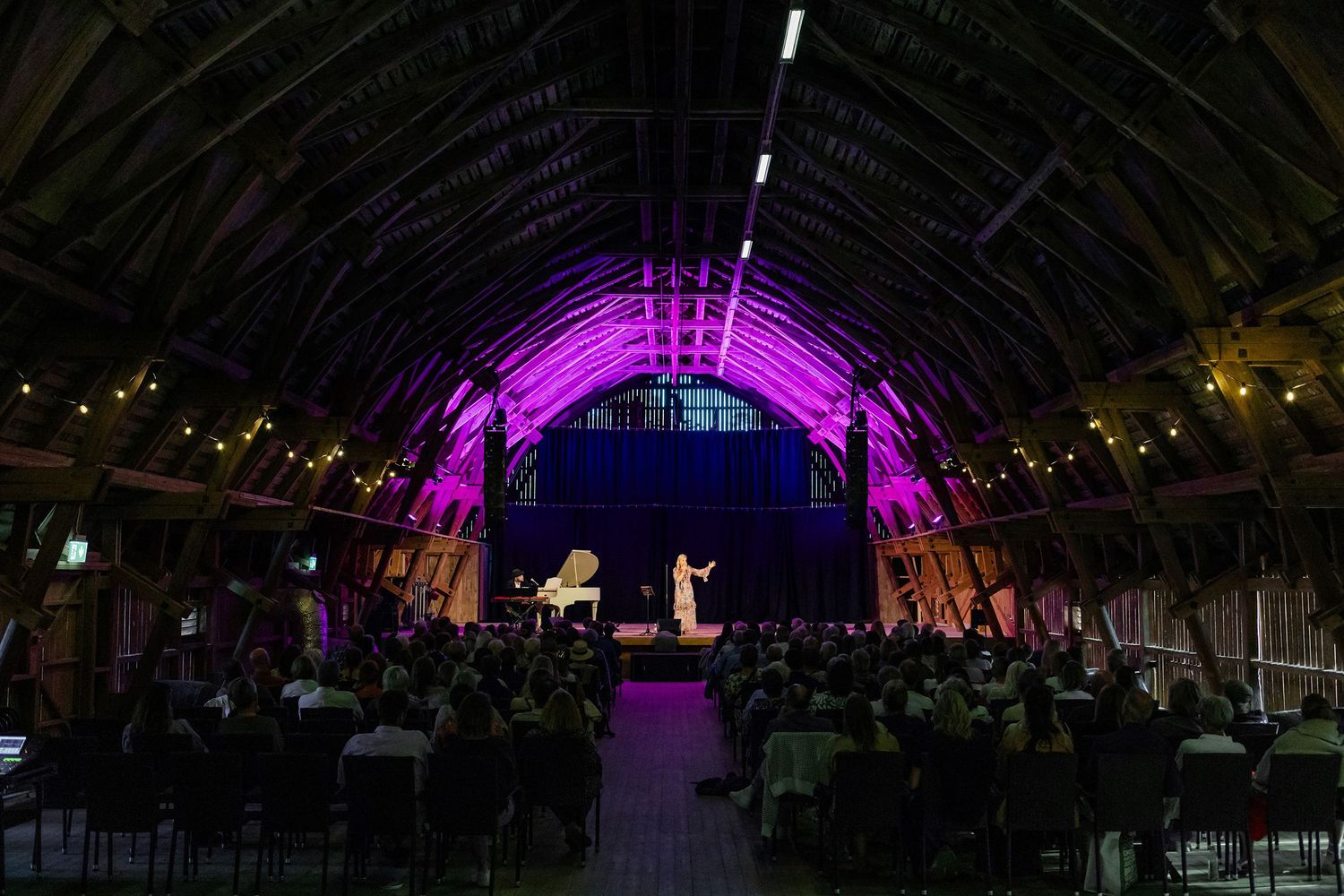 Emmi Christenssons konsert på Borgviks Gård tillsammans med  Jonatan Bengtsson. Fotograf Rebecca Nordin.