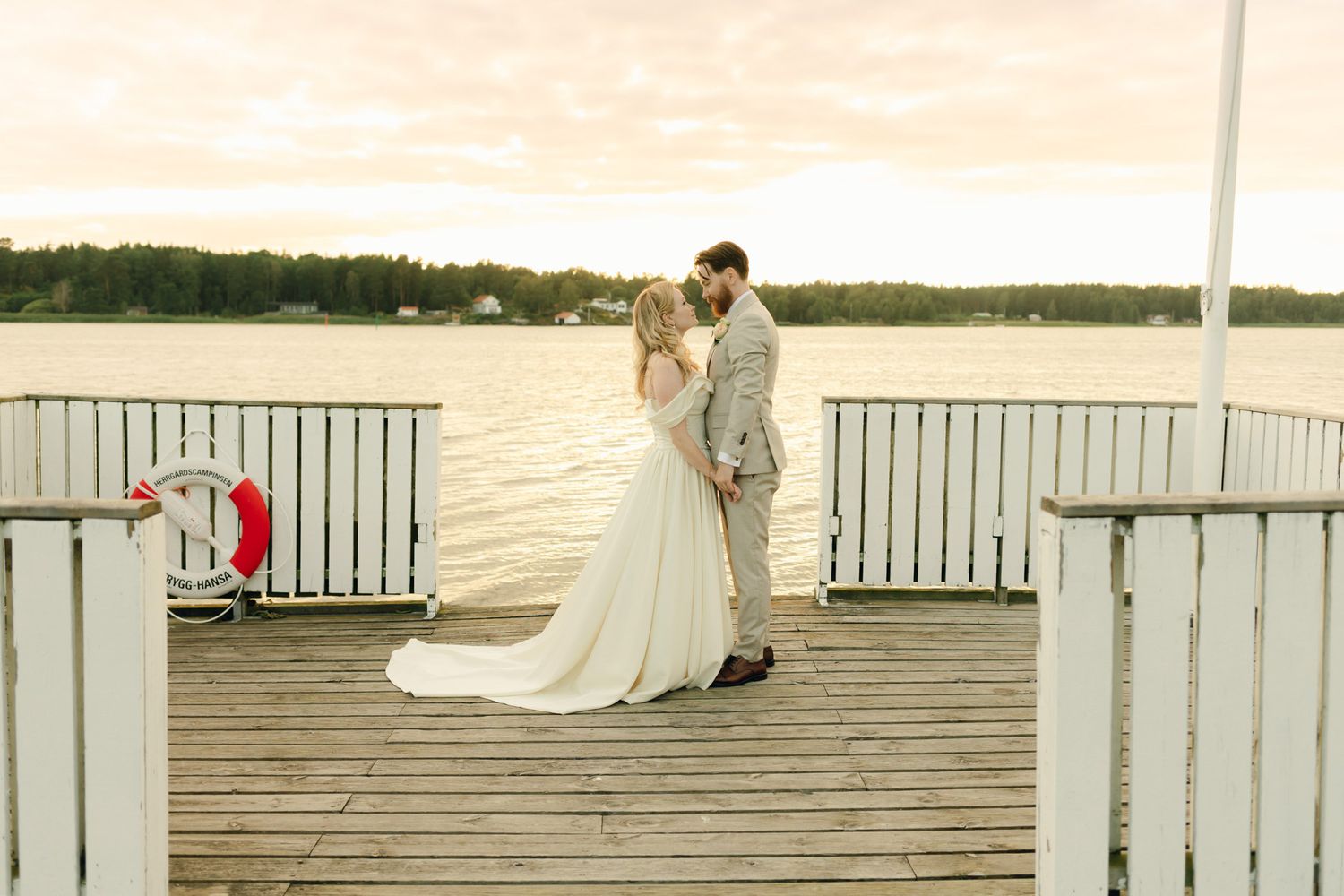 Bröllop på Presteruds herrgård i Kristinehamn. Bröllopsfotograf Rebecca Nordin i Karlstad. Bröllopsporträtt i Golden hour.