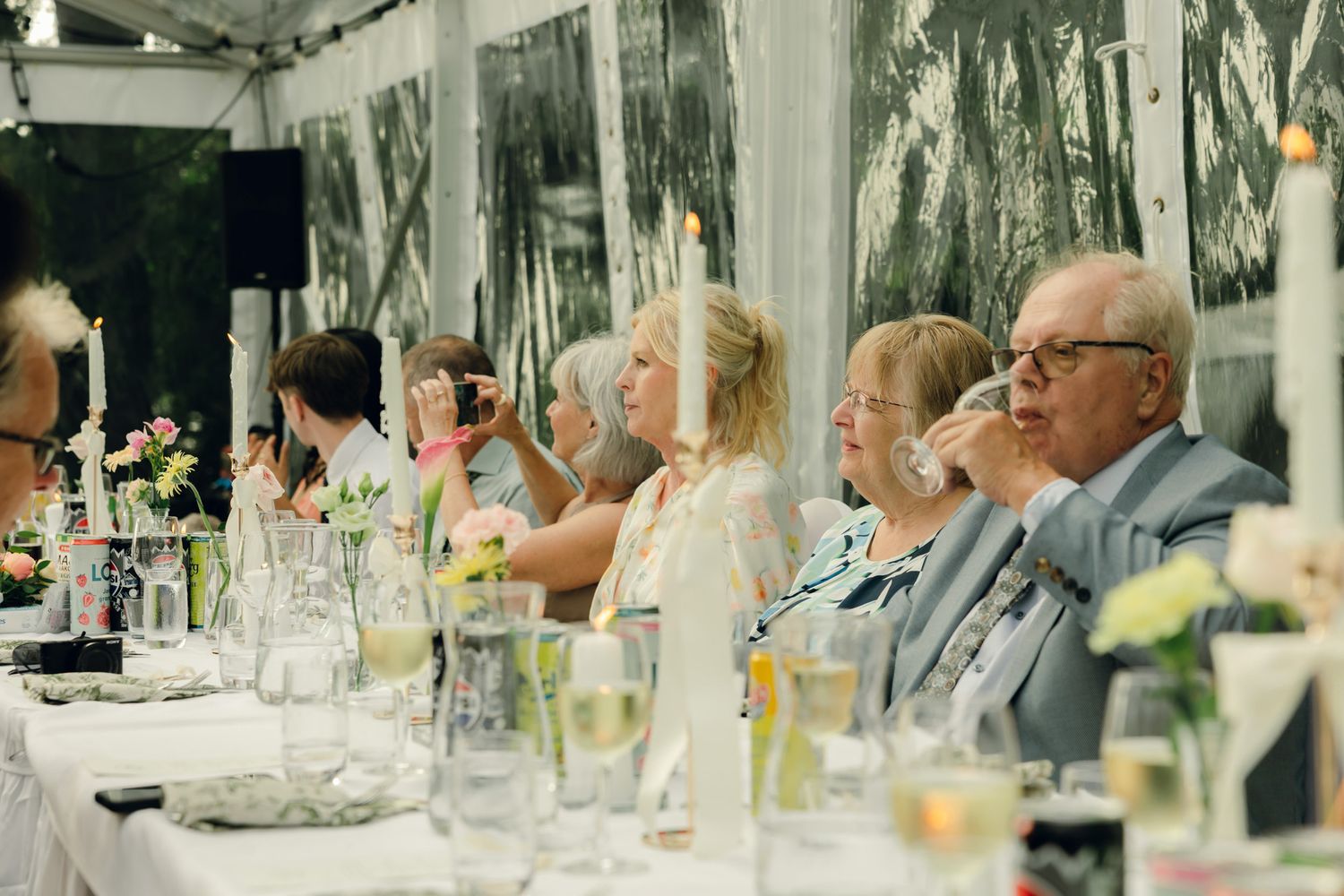 Bröllop på Presteruds herrgård i Kristinehamn. Bröllopsfotograf Rebecca Nordin i Karlstad. Bröllopsmiddagen.