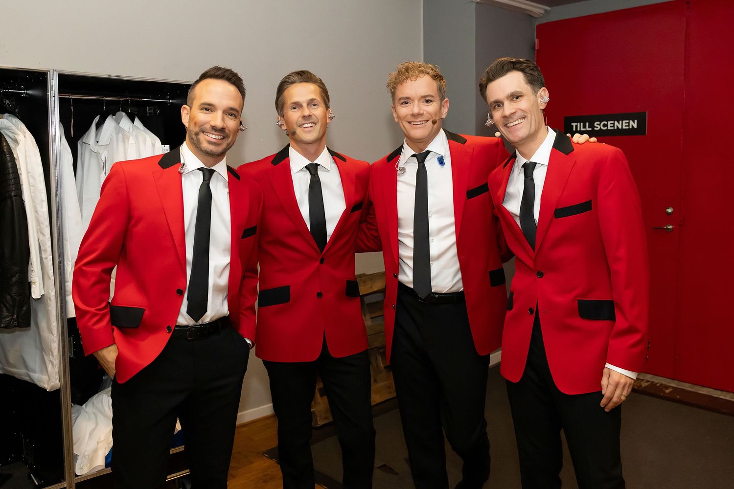 OH WHAT A NIGHT med Peter Johansson, Bruno Mitsogiannis, Robert Rydberg & David Lindgren. De fyra artisterna i sina röda kavajer. Jersey Boy