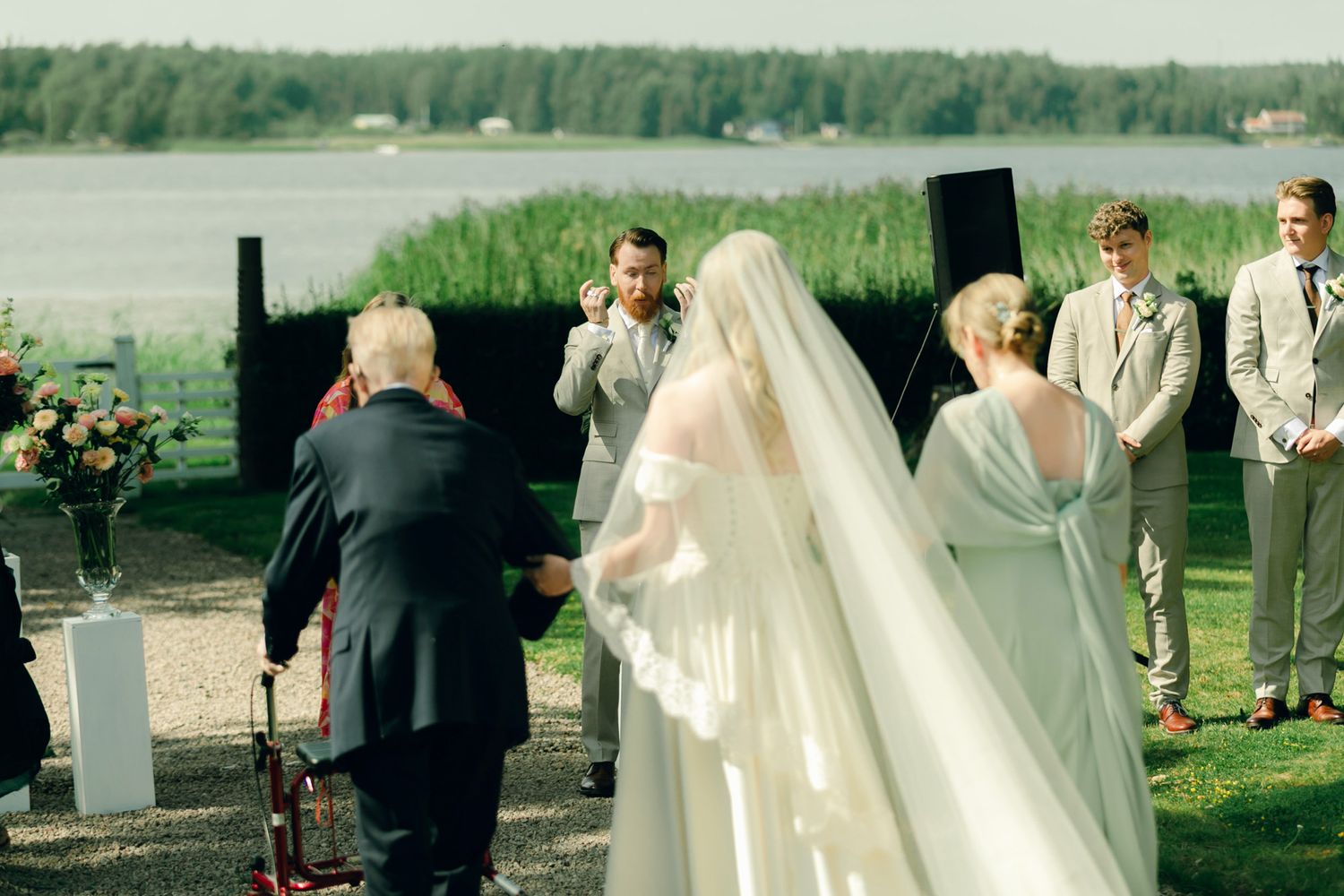 Bröllop på Presteruds herrgård i Kristinehamn. Bröllopsfotograf Rebecca Nordin i Karlstad. Vigsel framför Vänern.