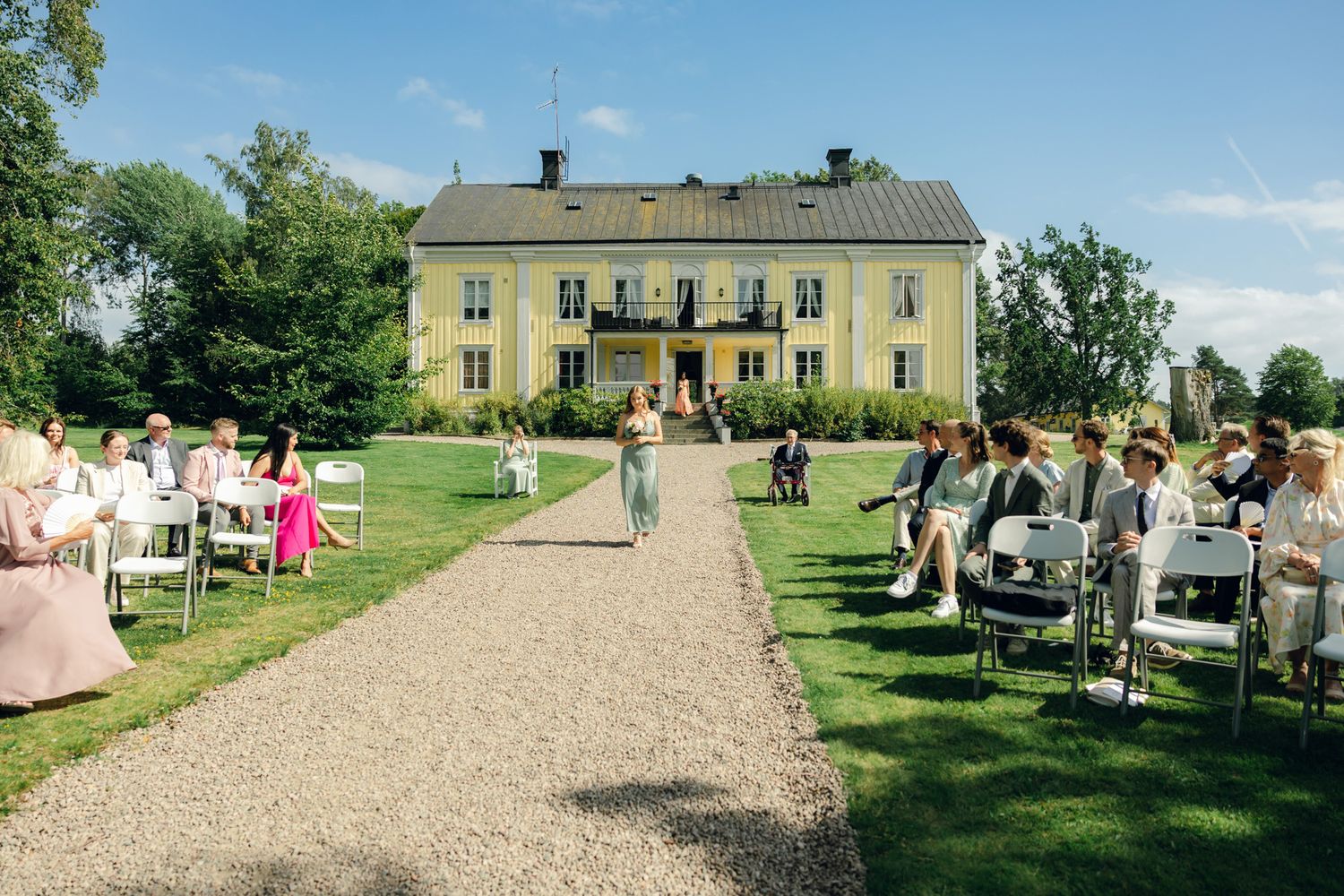 Bröllop på Presteruds herrgård i Kristinehamn. Bröllopsfotograf Rebecca Nordin i Karlstad. Vigsel framför Vänern.