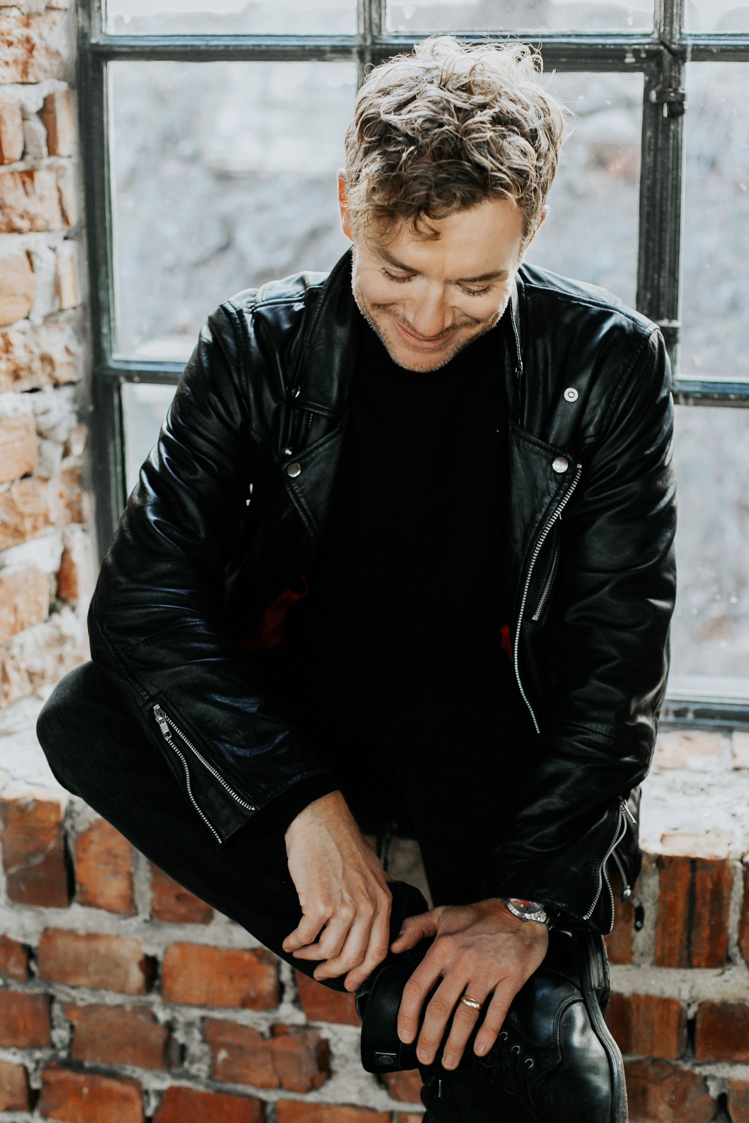 Pressbilder och porträtt på Peter Johansson till PNM music. Fotograf Rebecca Nordin. Vinterviken i Stockholm.