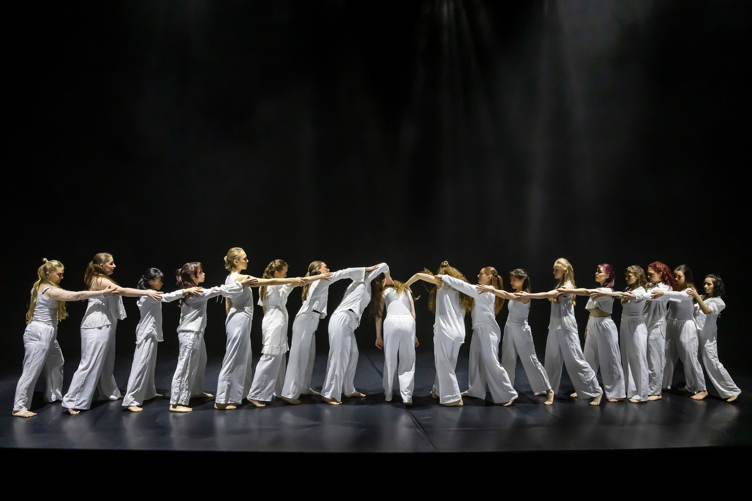 Dansuppvisning med Dansårets och dans-pedagogiska från Karlstads Universitet. Vårshow. Våg av dansarnas kroppar. Koreograf Karin Lilja.