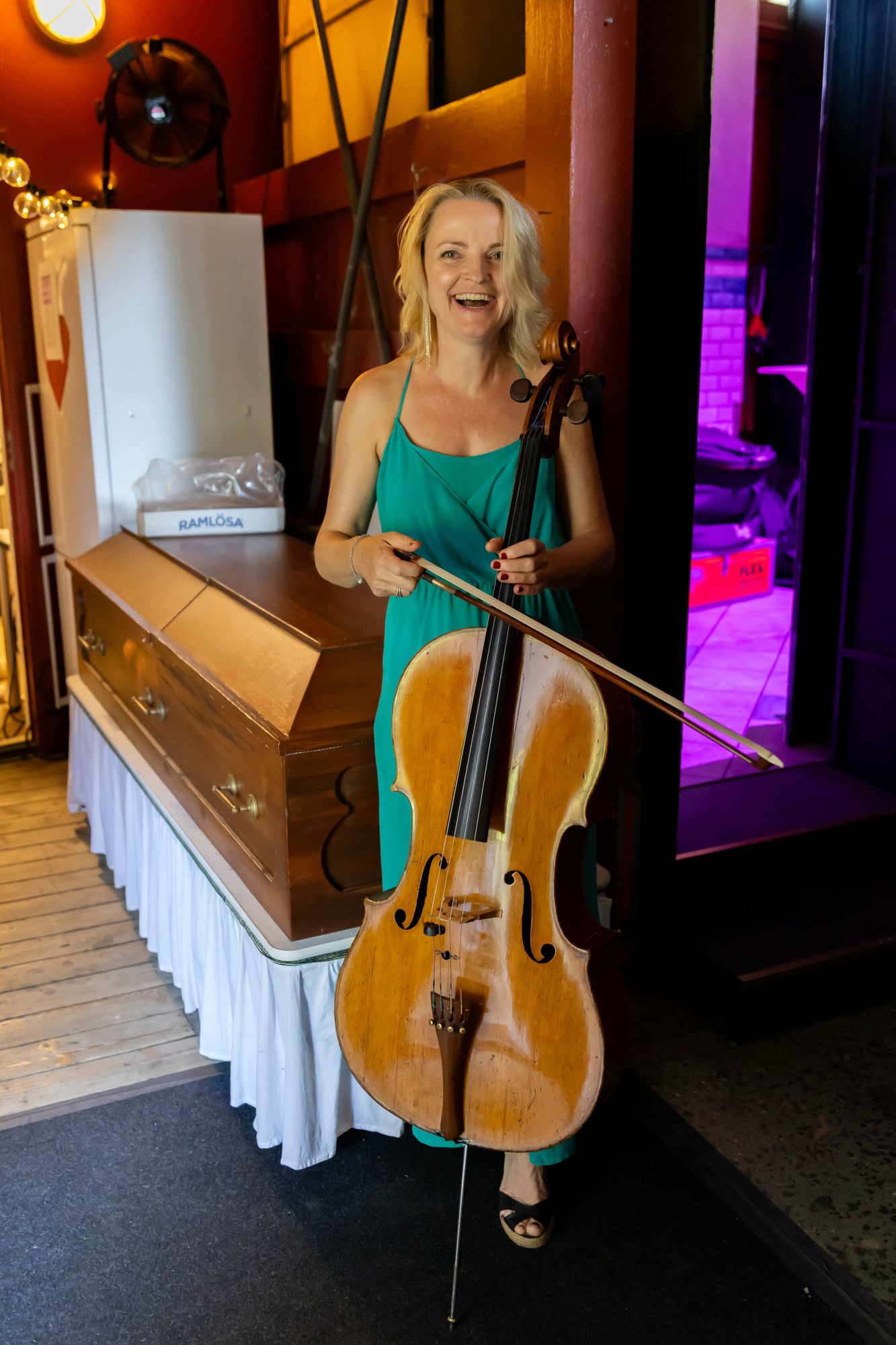 Musikalkväll med Peter Johansson o Emmi Christensson. Anna Wallgren med cello backstage.