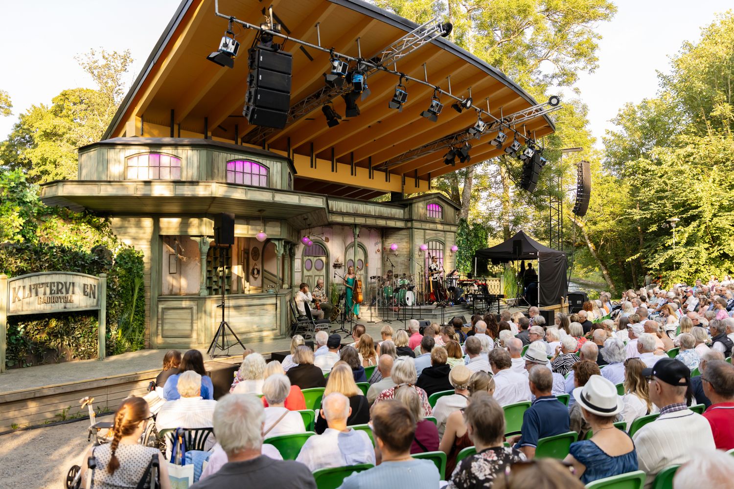 Musikalkväll med Peter Johansson o Emmi Christensson. Bild på scenen på Vallarnas Friluftsteater.