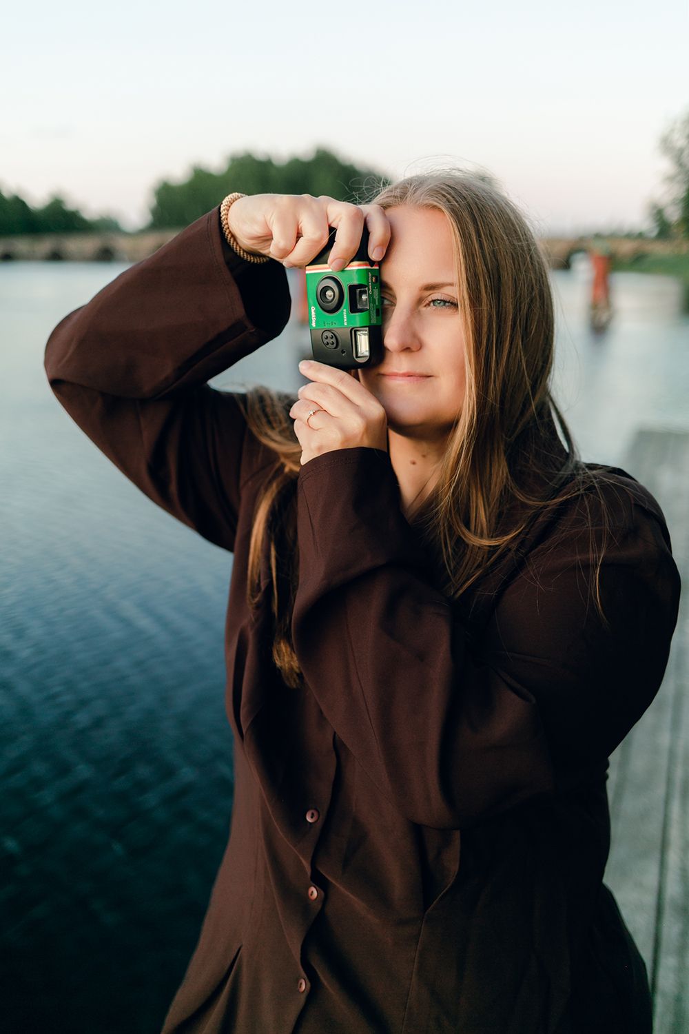Porträtt på mig, fotograf Rebecca Nordin. Fotar med en grön engångskamera.