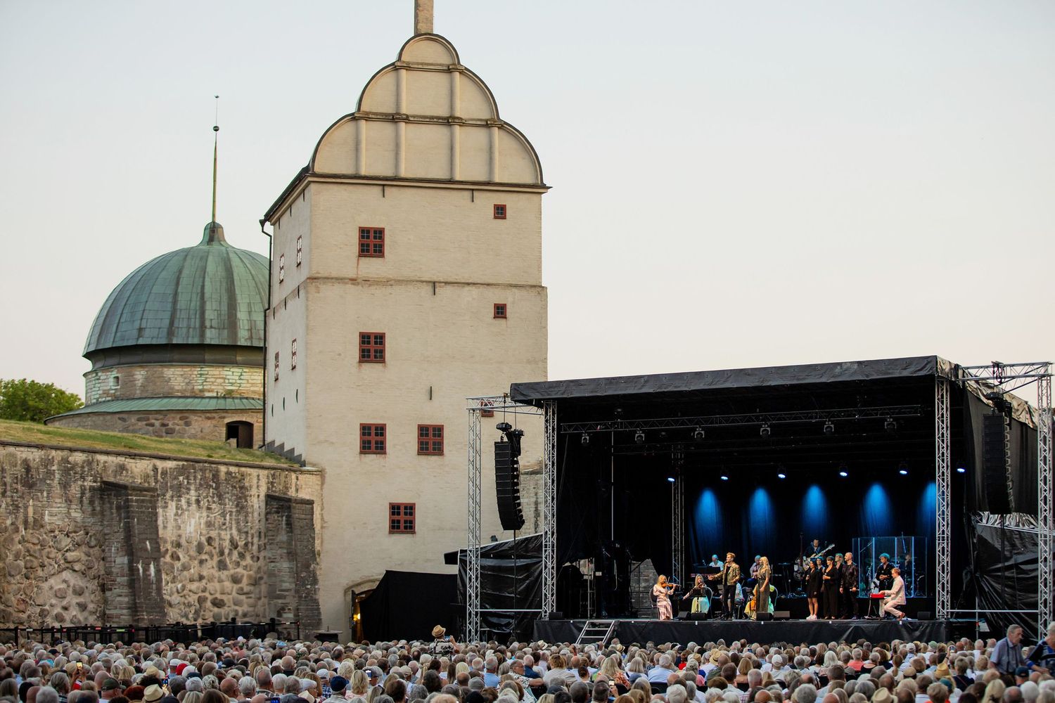 Musikalkväll med Peter Johansson och Emmi Christensson i Vadstena slott. sångkollektivet. Fotograf Rebecca Nordin. Scenen i slottet.