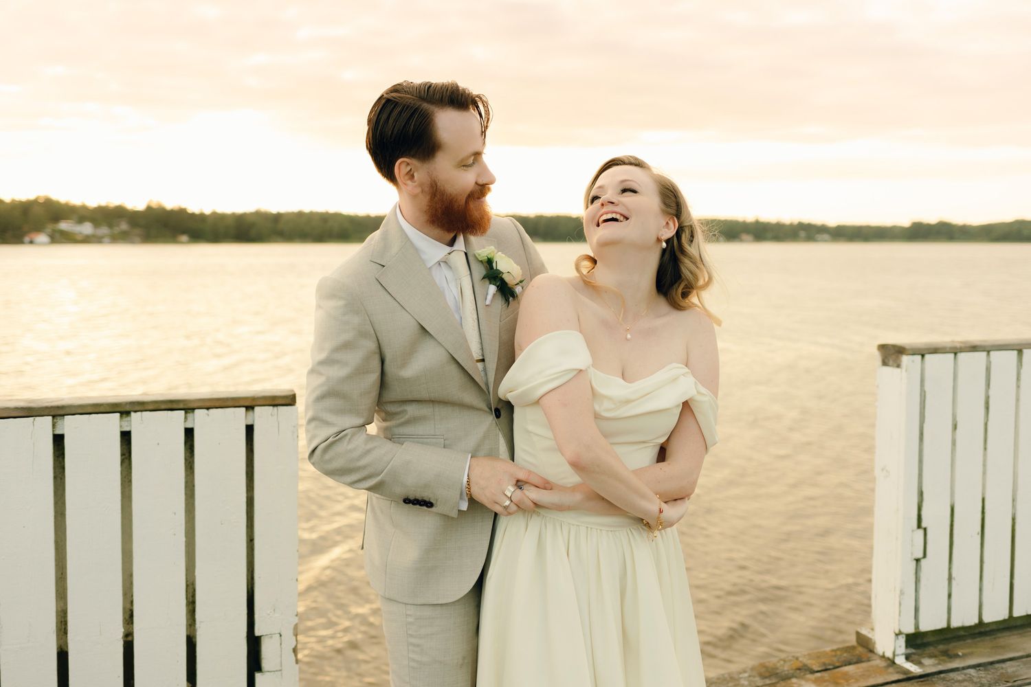 Bröllop på Presteruds herrgård i Kristinehamn. Bröllopsfotograf Rebecca Nordin i Karlstad. Bröllopsporträtt i Golden hour.