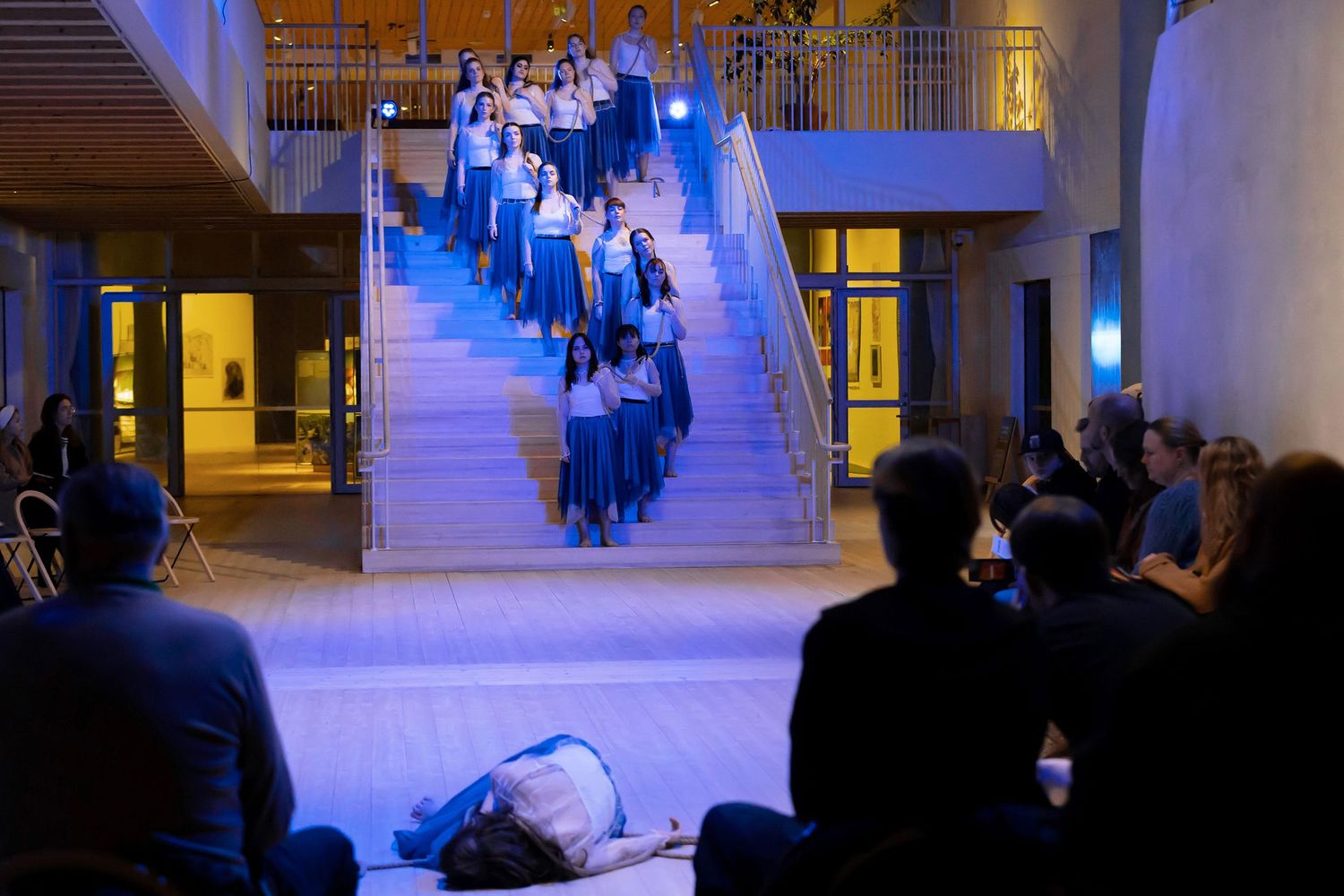 Dansföreställningen Sammankonst på Värmlands Museum. En kreativ stafett med studenter inom dans o musikproduktion på  Karlstads Universitet
