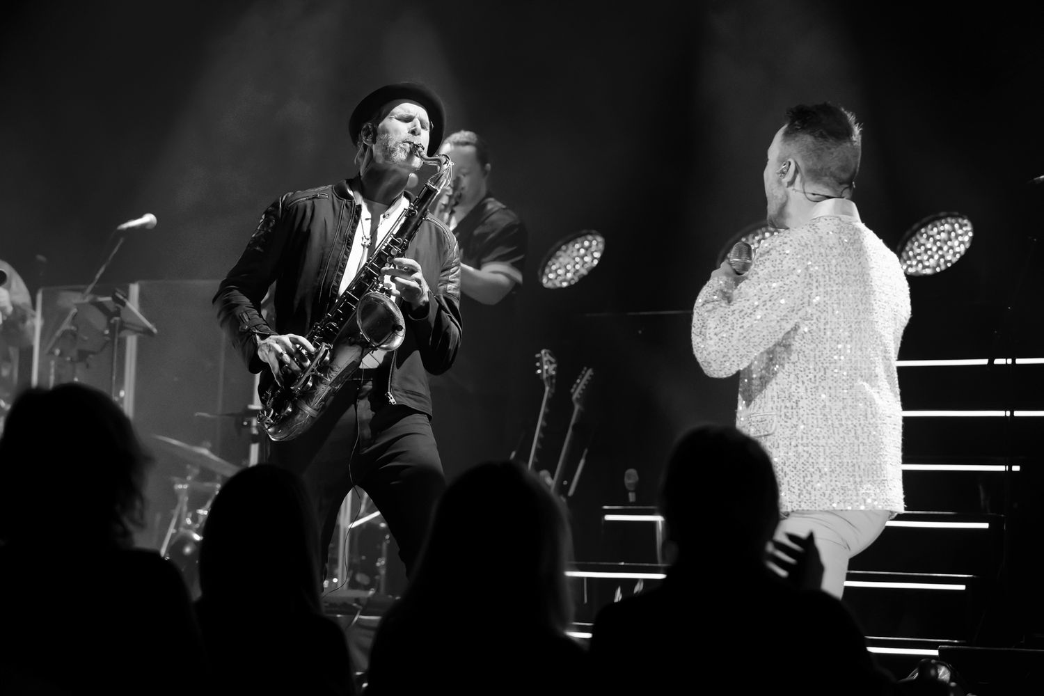 OH WHAT A NIGHT med Peter Johansson, Bruno Mitsogiannis, Robert Rydberg & David Lindgren. Saxofonisten har solo under Brunoz. Svartvitt.