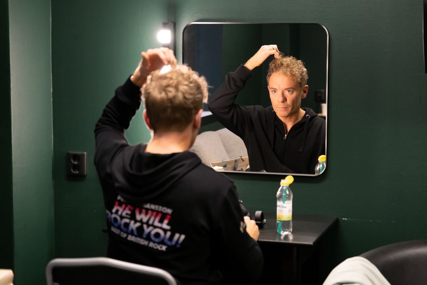 OH WHAT A NIGHT med Peter Johansson, Bruno Mitsogiannis, Robert Rydberg & David Lindgren. Peter fixar sitt hår backstage.