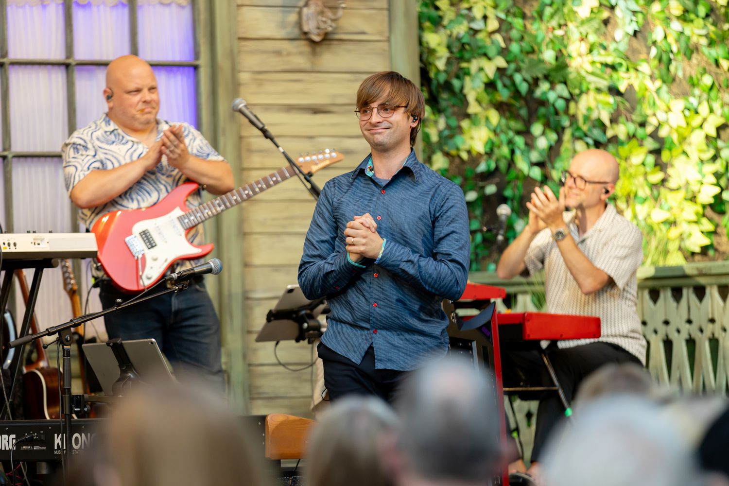 Musikalkväll med Peter Johansson o Emmi Christensson. Johannes Annfält kapellmästare tackar publiken.