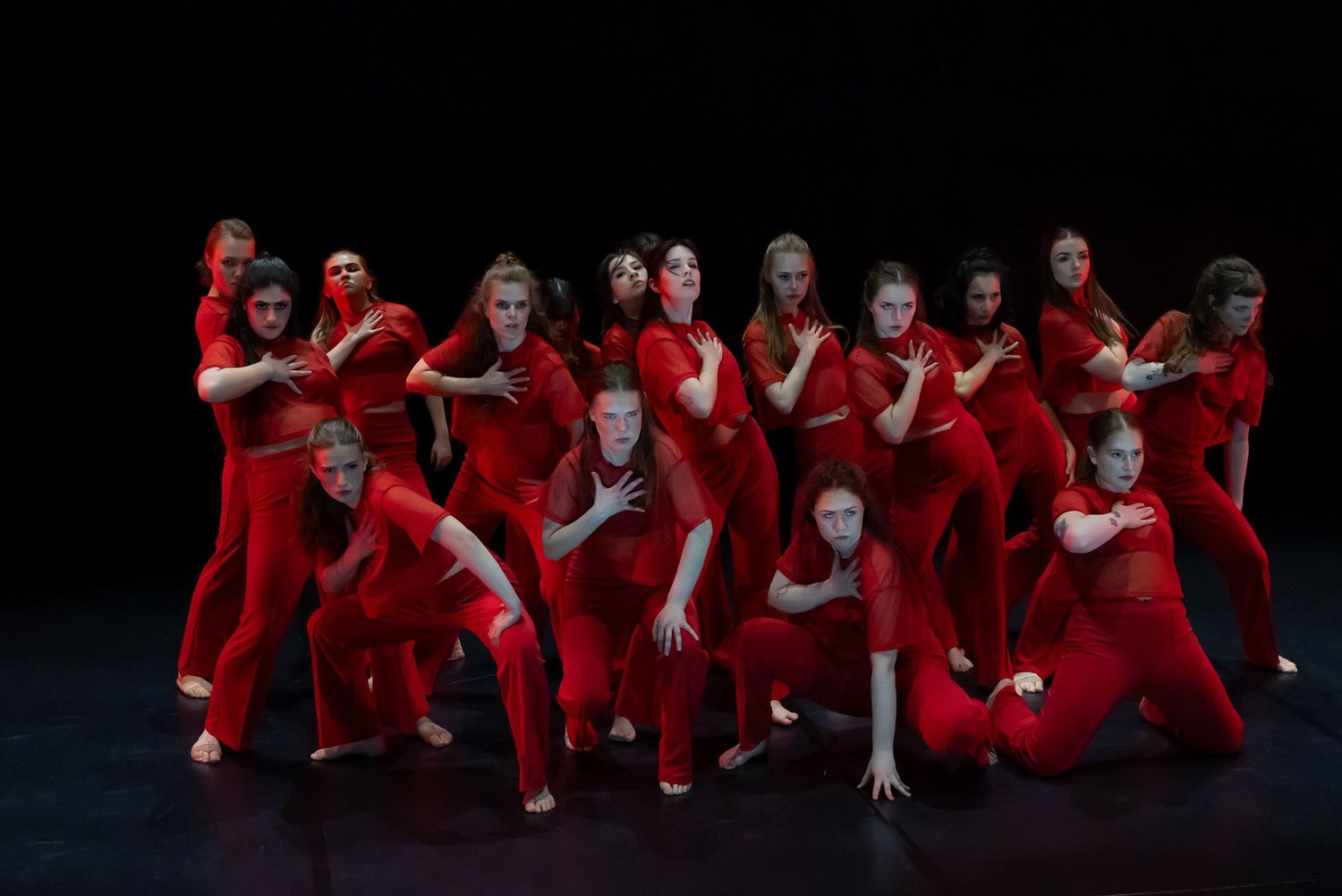 Dans vid KAU (Dansåret och danspedagogiska året på Karlstads universitet) Vårshow 2026 med Systerskap av Karin Lilja. Fotograf Rebecca Nordi