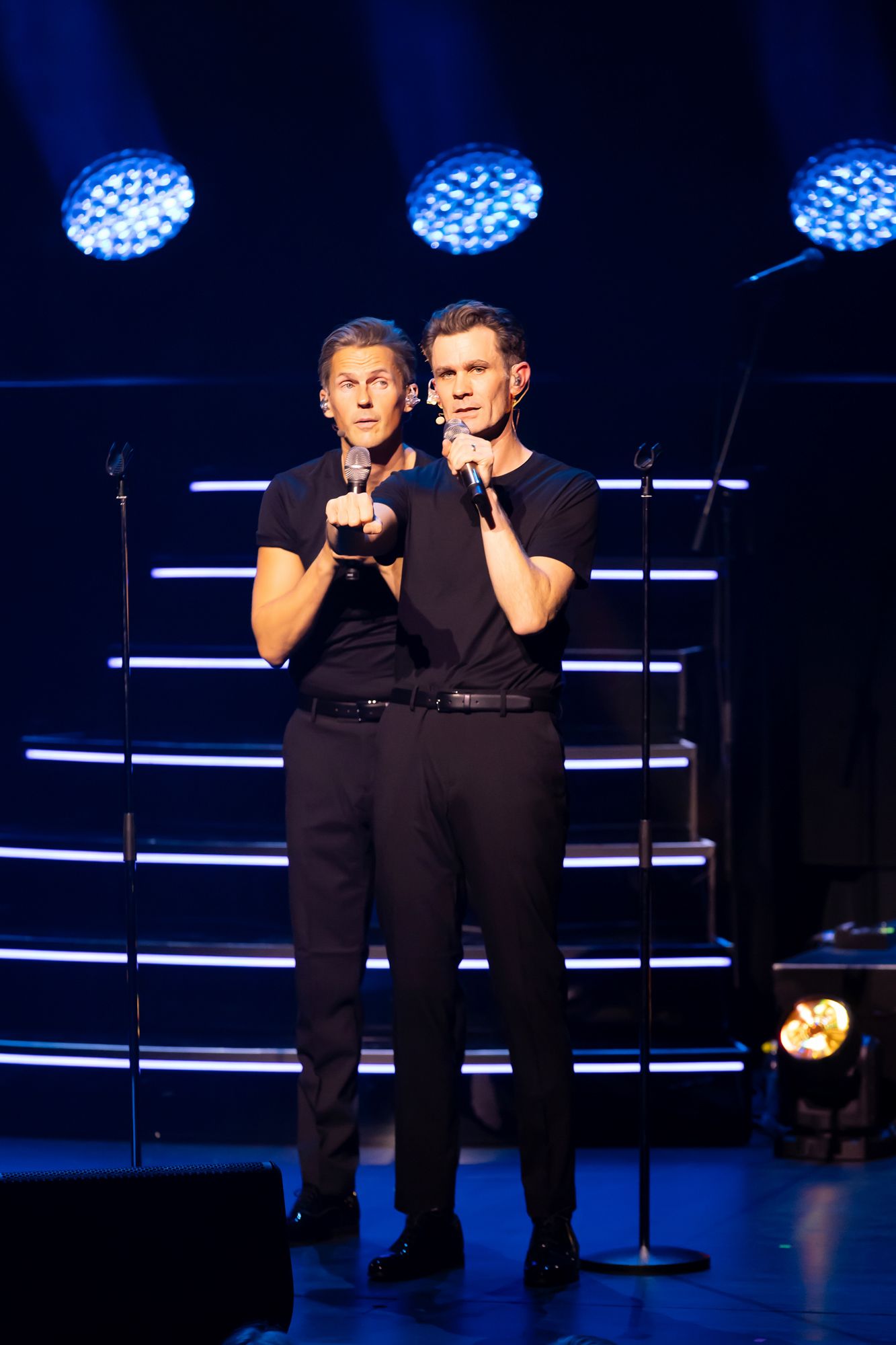 OH WHAT A NIGHT med Peter Johansson, Bruno Mitsogiannis, Robert Rydberg & David Lindgren. Robert låtsas köra bil och David står bakom.