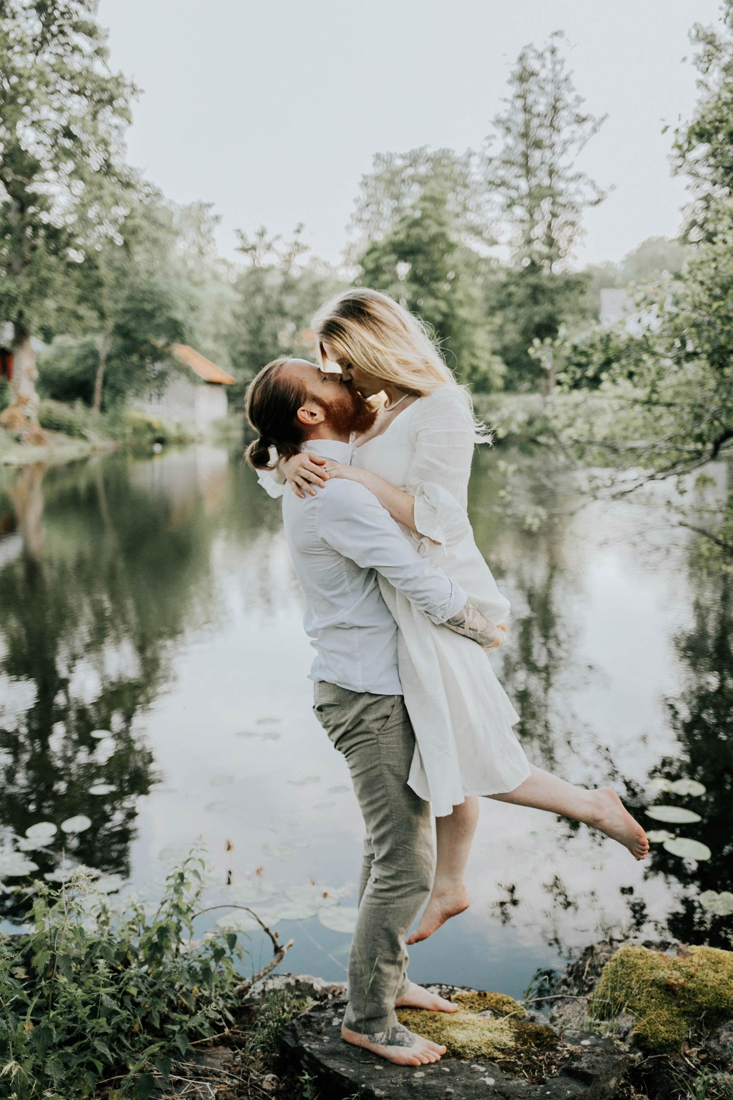 Kärleksfotografering i Borgvik med Julia och Martin. Borgvik utanför Karlstad. fotograf Rebecca Nordin.
