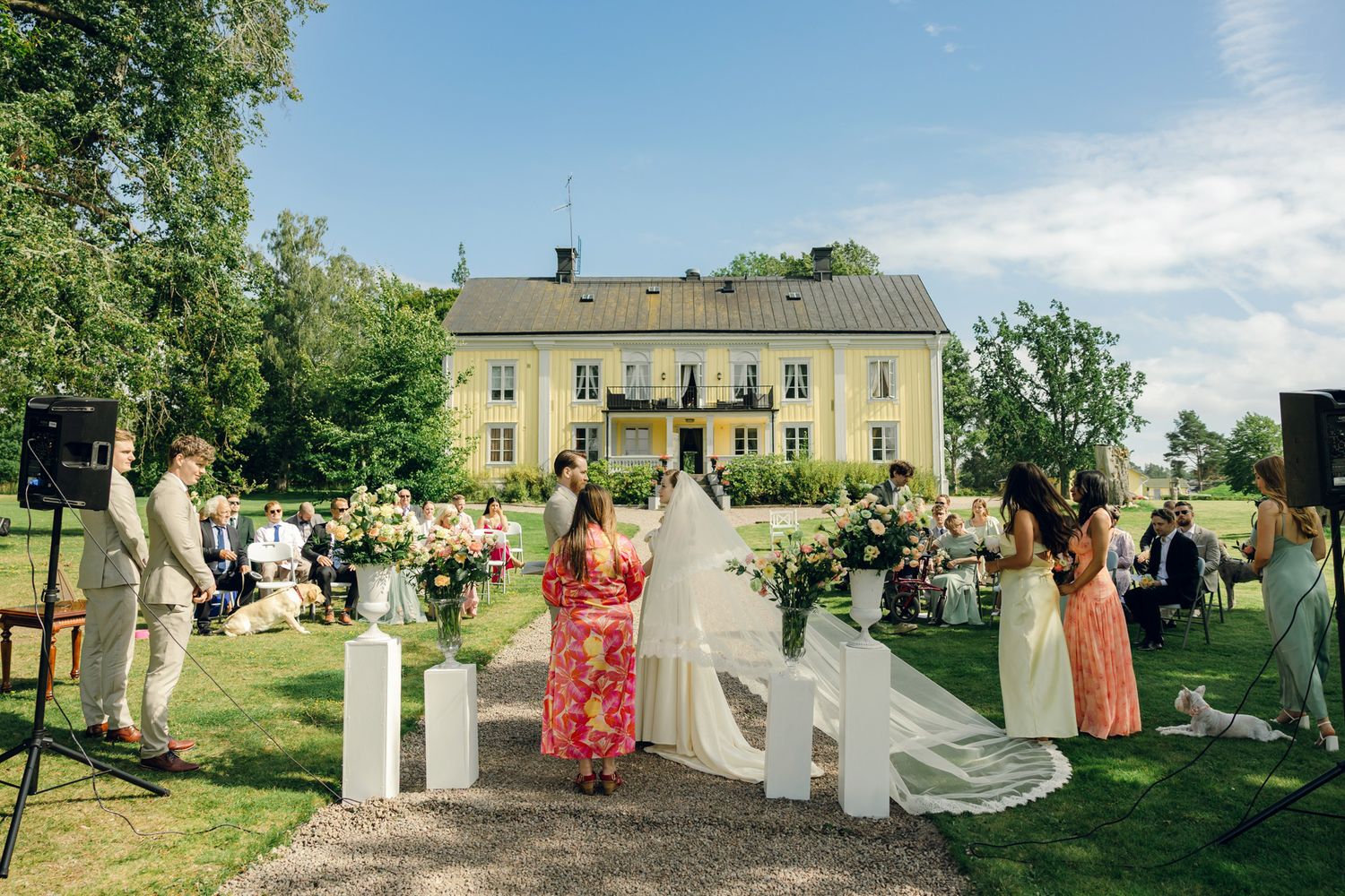 Bröllop på Presteruds herrgård i Kristinehamn. Bröllopsfotograf Rebecca Nordin i Karlstad. Vigsel framför Vänern.