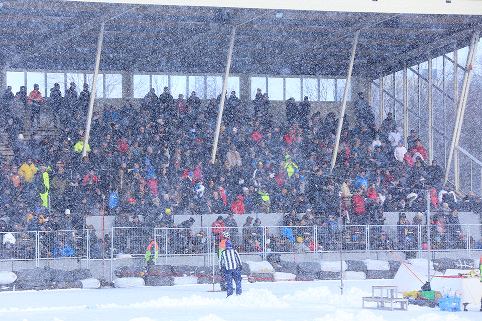 Sm-final i Isracing i Uppsala. Snöar massor. Bild på publiken.