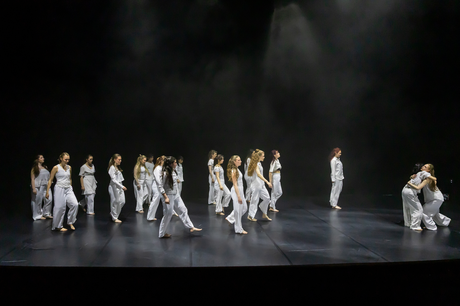 Dansuppvisning med Dansårets och dans-pedagogiska från Karlstads Universitet. Vårshow. Dansare kramas och resten går mot dem.